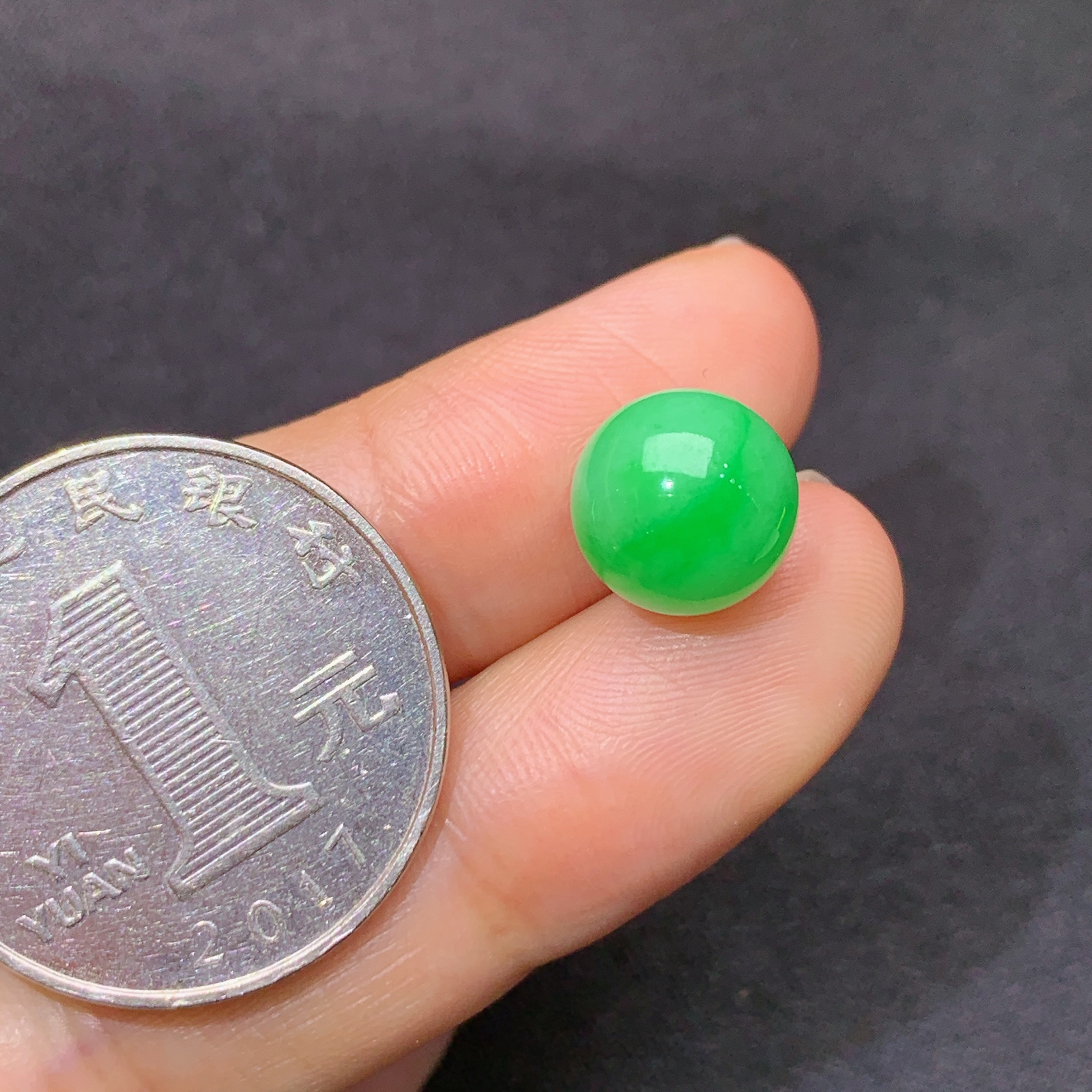 飘绿圆珠，镶嵌佳品，冰润色阳，玉质细腻，种水足，Hl 尺寸9.7