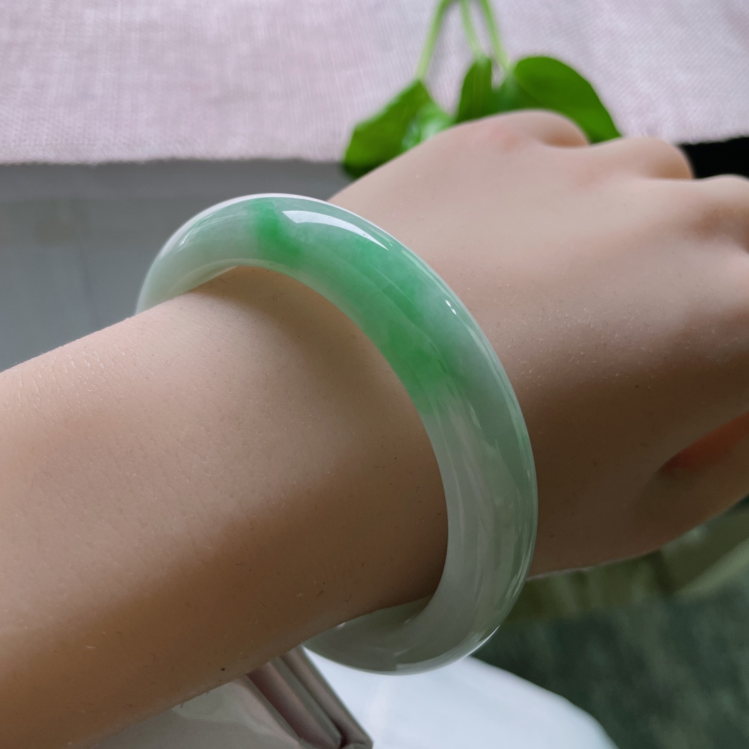 56.2/12.3/8.5飘绿正圈，水润，细腻，阳似春水初生，婉间风华，有棉线、有纹，ss51416a