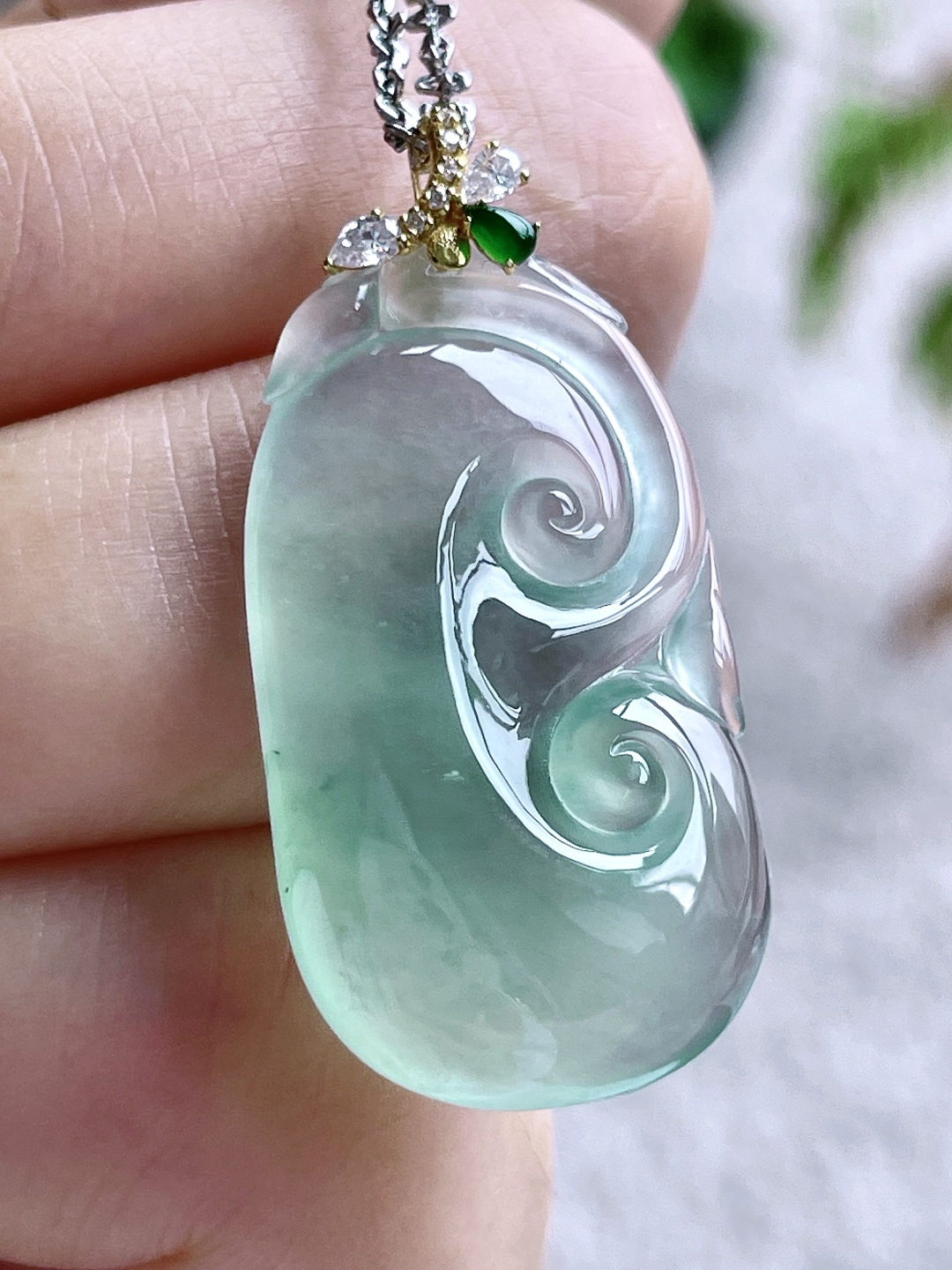 【镶嵌】高冰晴水如意吊坠  【说明】缅甸 18k金镶嵌 无裂 性比高  【整体】35.6  【裸石】31-17.2-5  【重量】5.4克