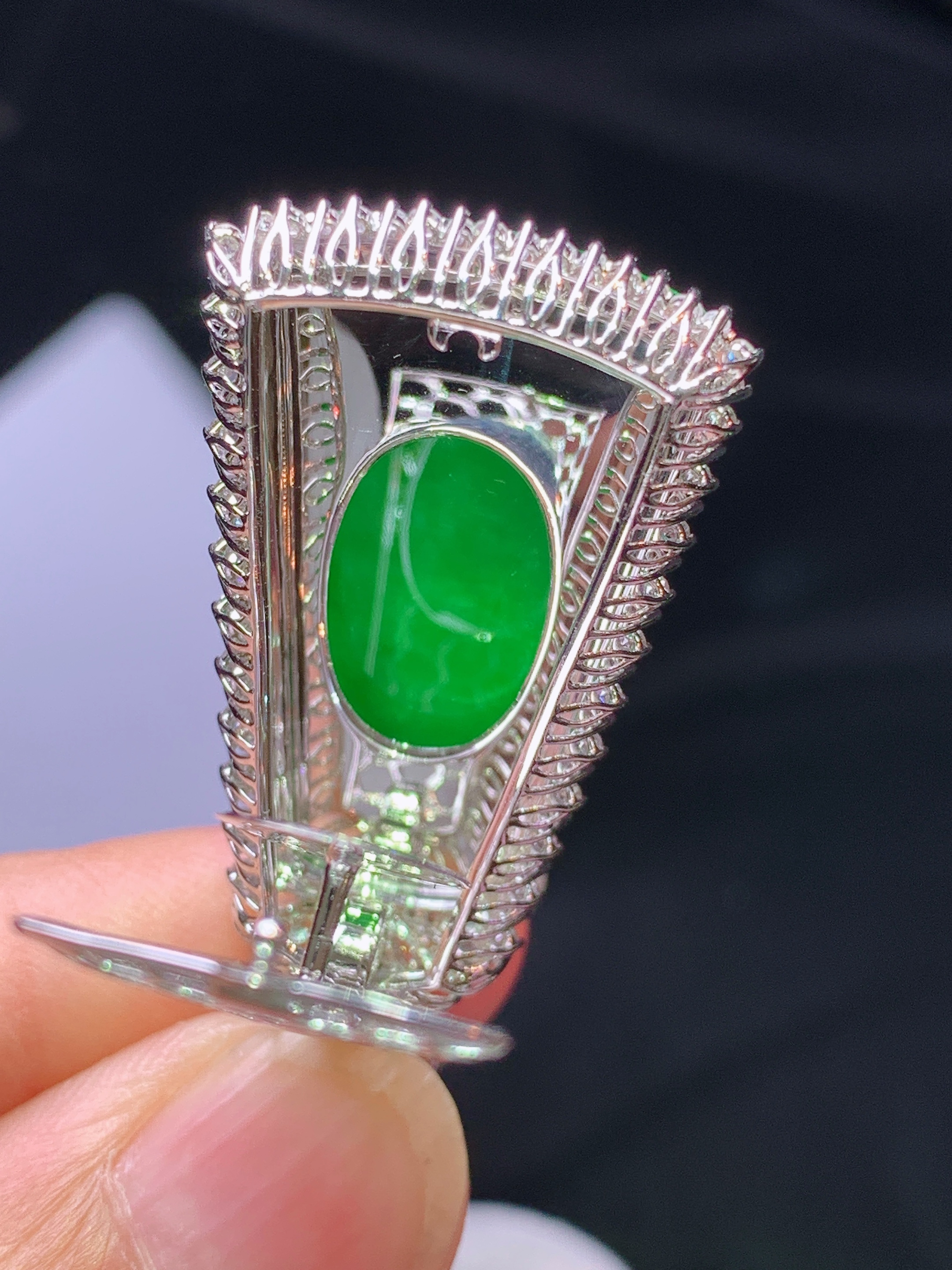 18k金钻镶嵌阳绿无事牌吊坠 玉质细腻 色泽艳丽清新 水润亮眼 整体尺寸42.6*20.5*9h1