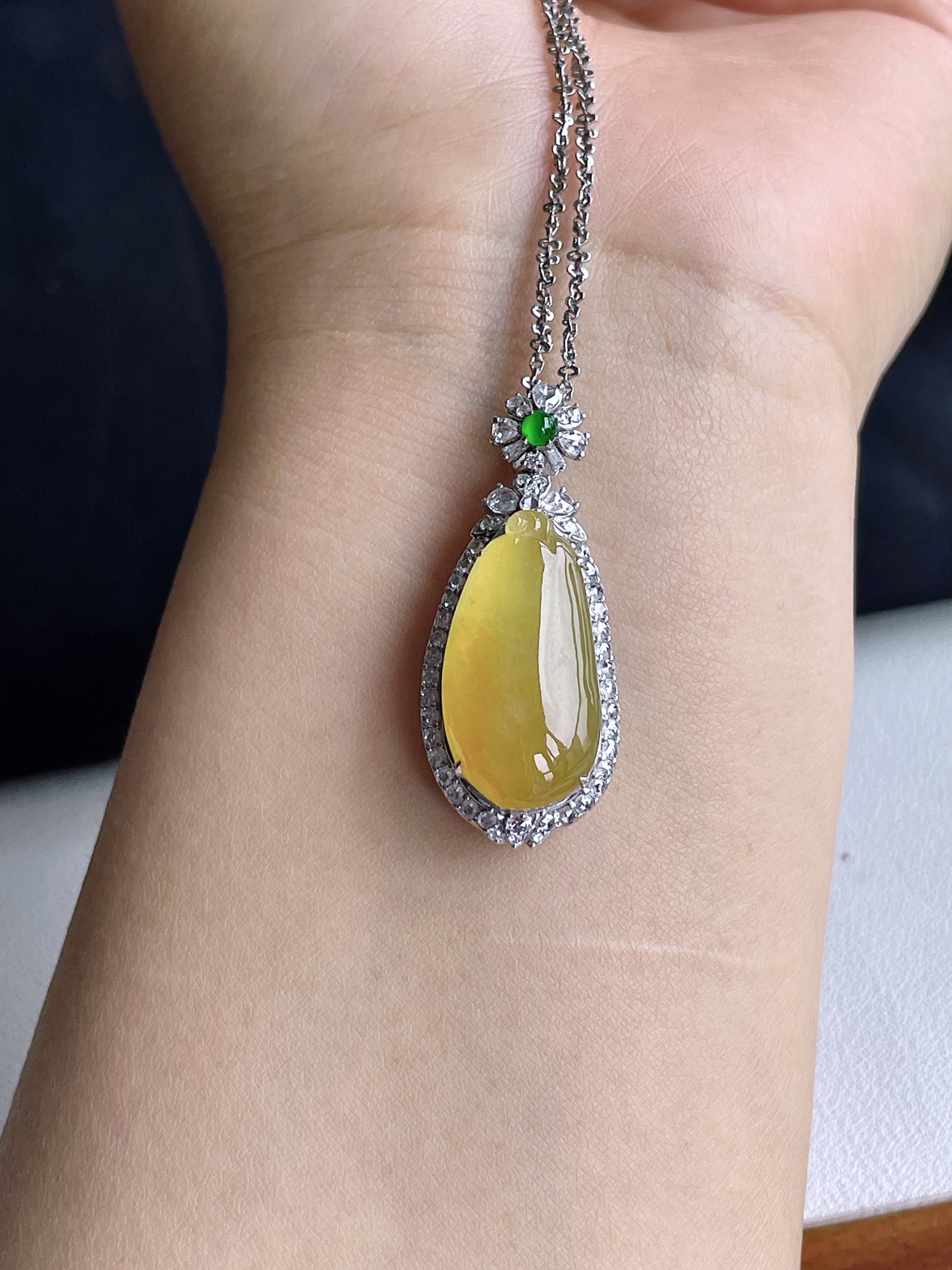 【镶嵌】高冰黄翡福瓜吊坠  
【说明】缅料 18k金镶嵌 性价比高  
【整体】38.8-16.1-12.2
【裸石】24.2-12.5-4.2..