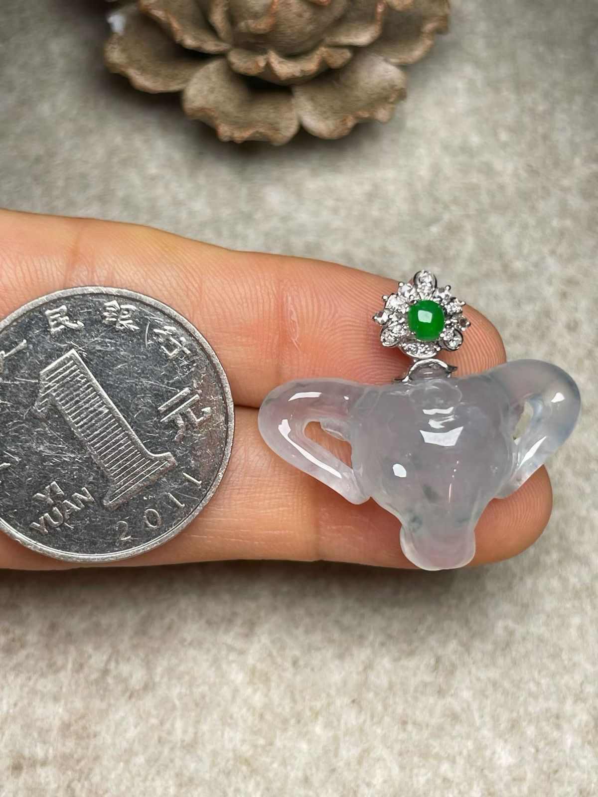 冰种飘花扭转乾坤吊坠、真金真钻镶嵌，种水好，玉质细腻 .裸石尺寸 27.6*18.0