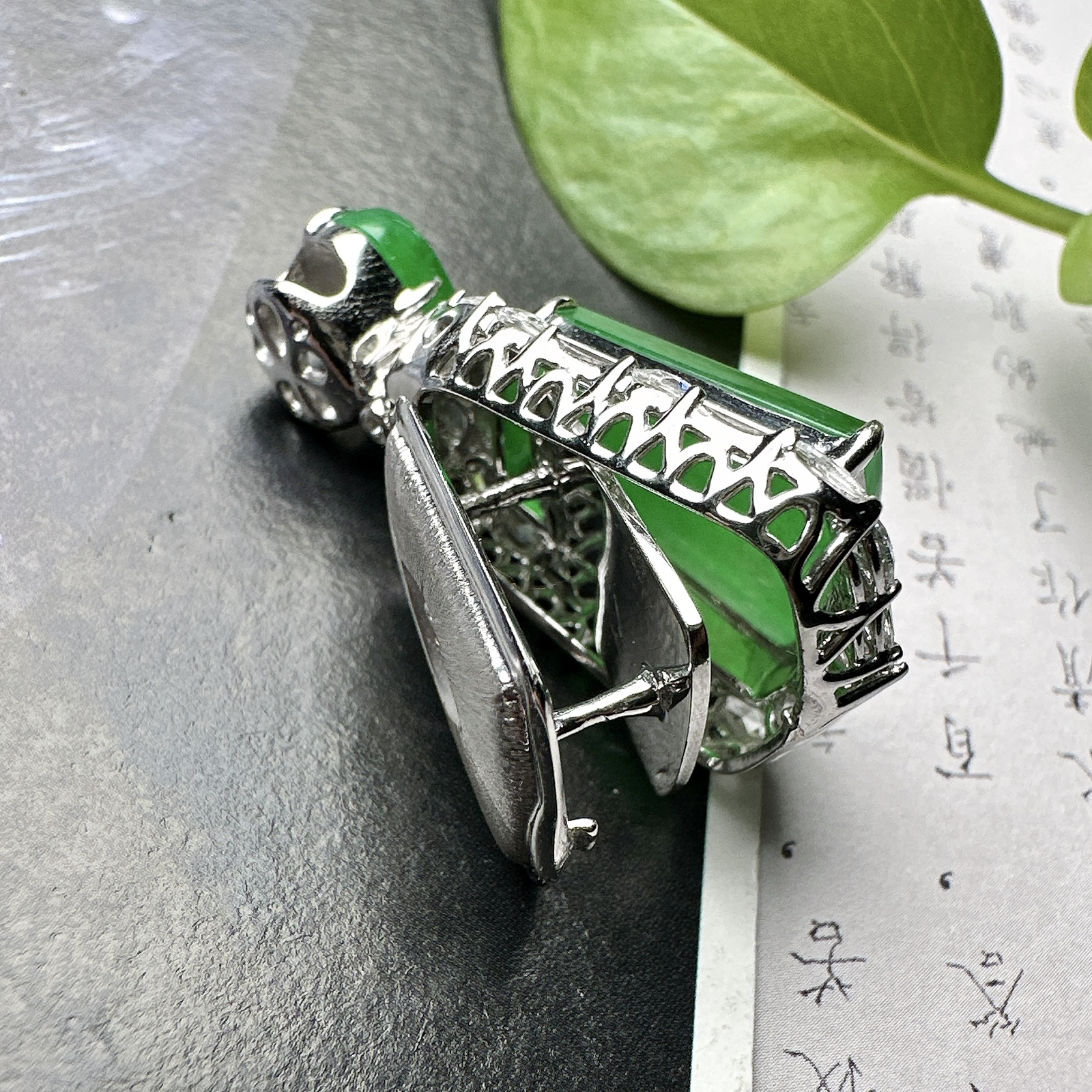 【冰种满绿无事牌】种水上乘，通透闪亮，晶莹剔透。收藏品质，18K金钻镶嵌，裸石尺寸17.7*14.8*3毫米。