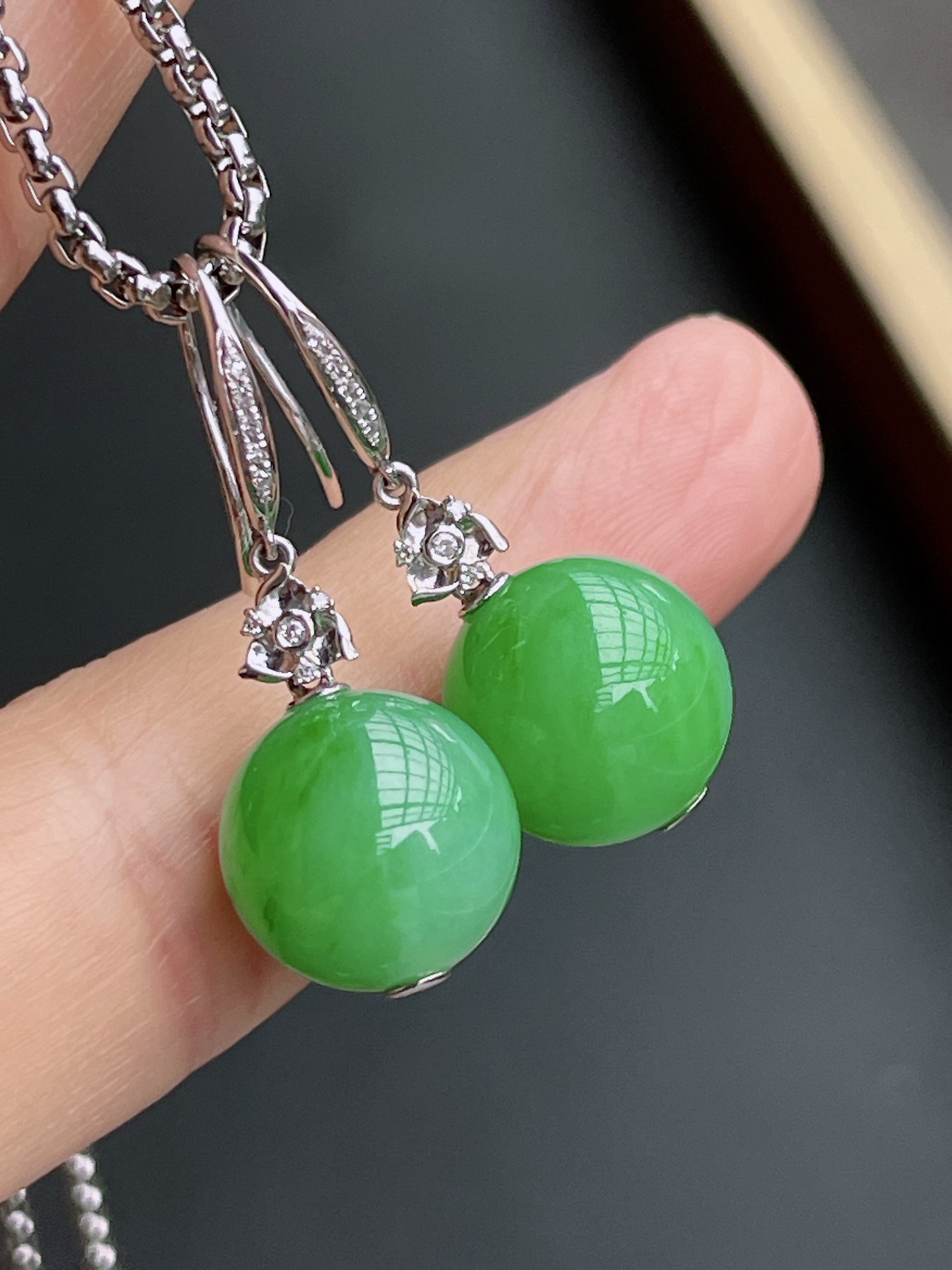 ️ 冰种阳绿圆珠耳坠 色泽浓郁，种老水润，18k金镶嵌 整体：30.6 裸石：12.2 ss501