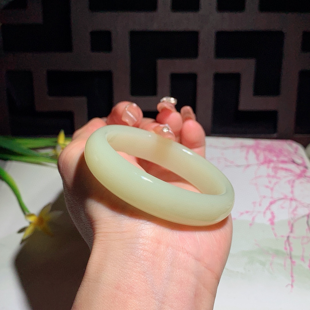 和田玉52圈口黄口料宽条贵妃手镯！内径56/47.5玉质细腻油润 底色纯净 无裂无棉 脂粉好，品质好！