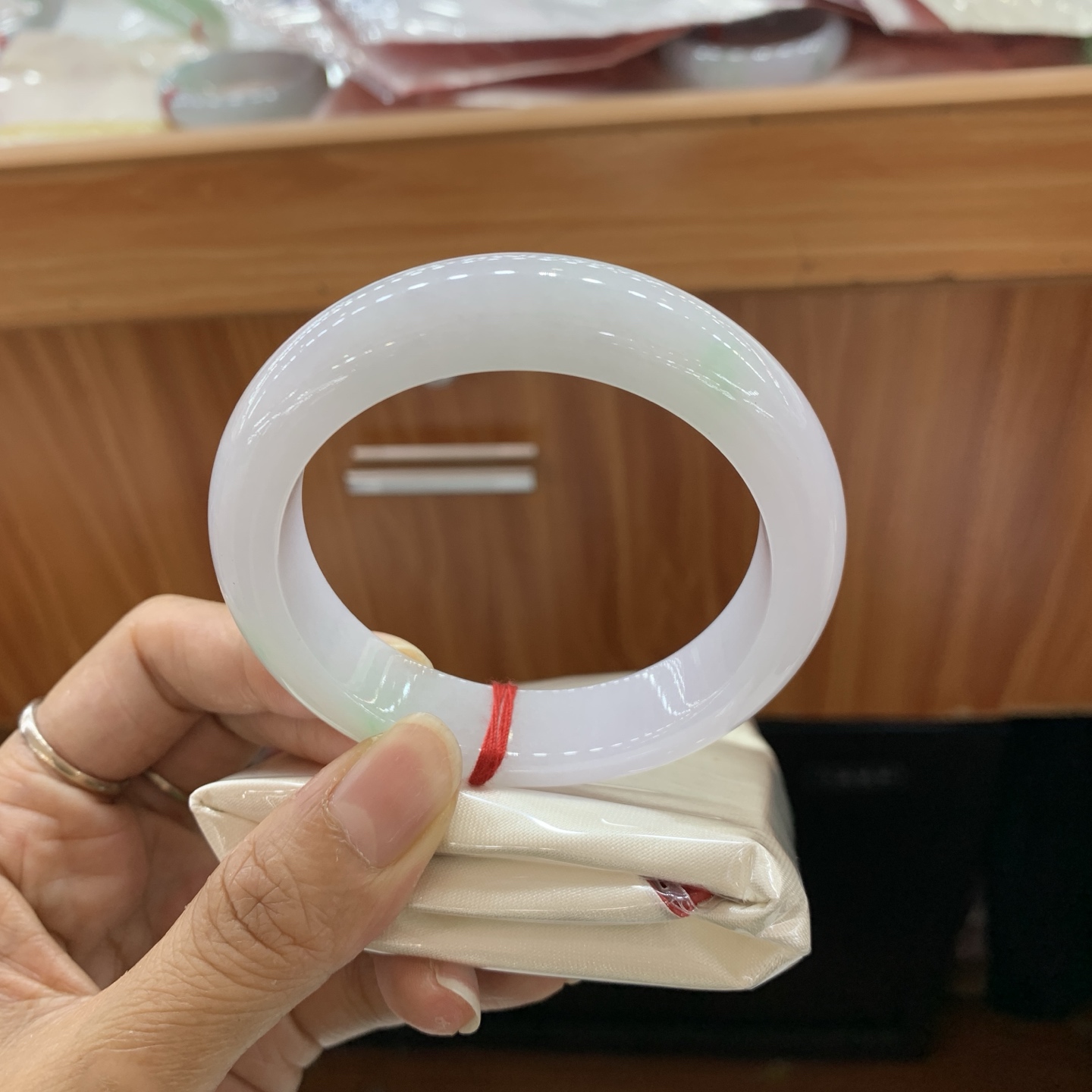 042007FN飘绿白底青正圈翡翠手镯56-14-9.2