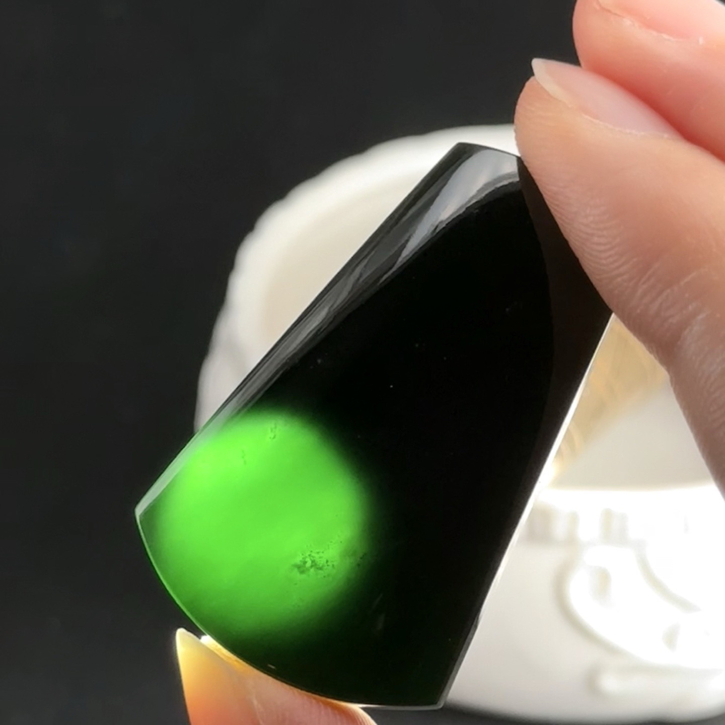 精品墨翠无事牌 种好色正 黑度极好 打灯通透 尺寸40.2