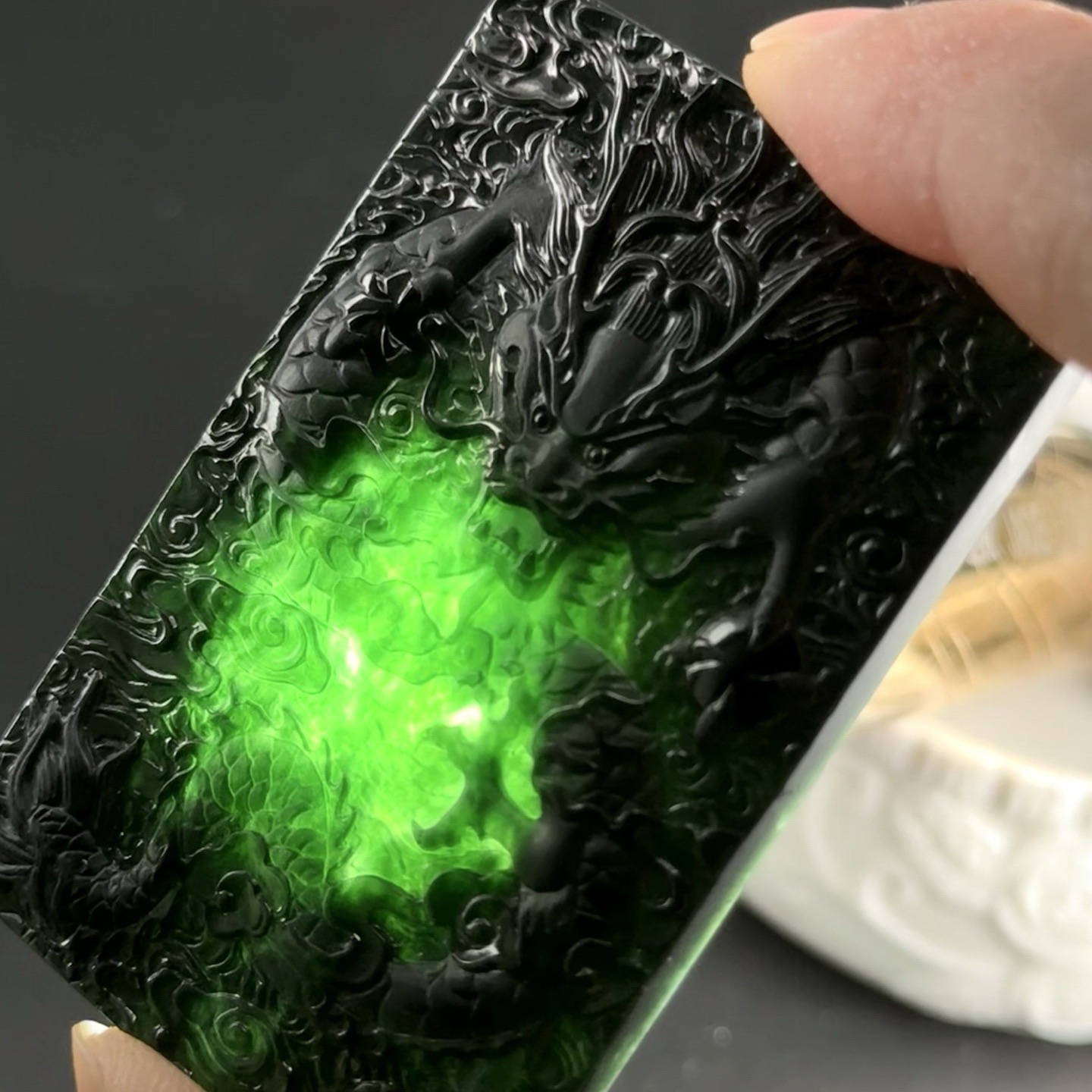 精品墨翠龙牌 种好色正 黑度极好 打灯通透 油性十足 尺寸61.2