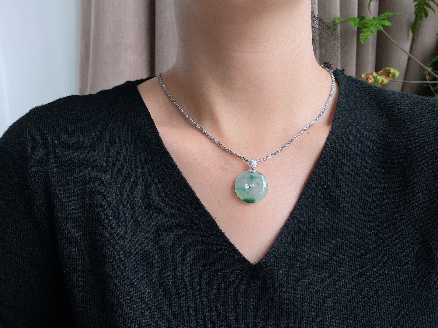 【镶嵌】冰飘花平安扣吊坠  【说明】缅甸 18k金镶嵌 无裂 性比高  【整体】31.4  【裸石】23.4-5.2  【重量】6.4克