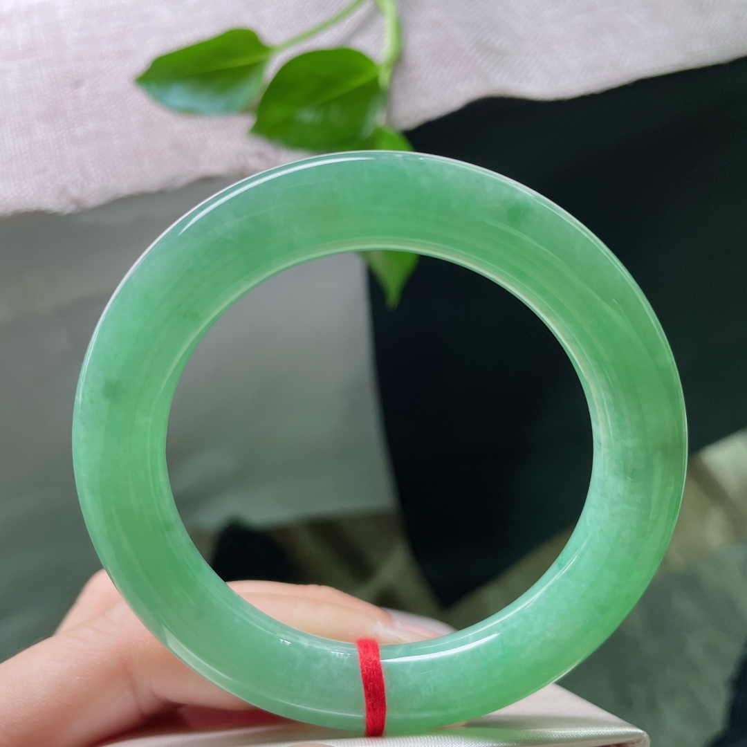 55/10.8，满绿圆条，腕间藏了一整个春天。这抹满绿，是时光凝成的诗。无裂，ss49958a