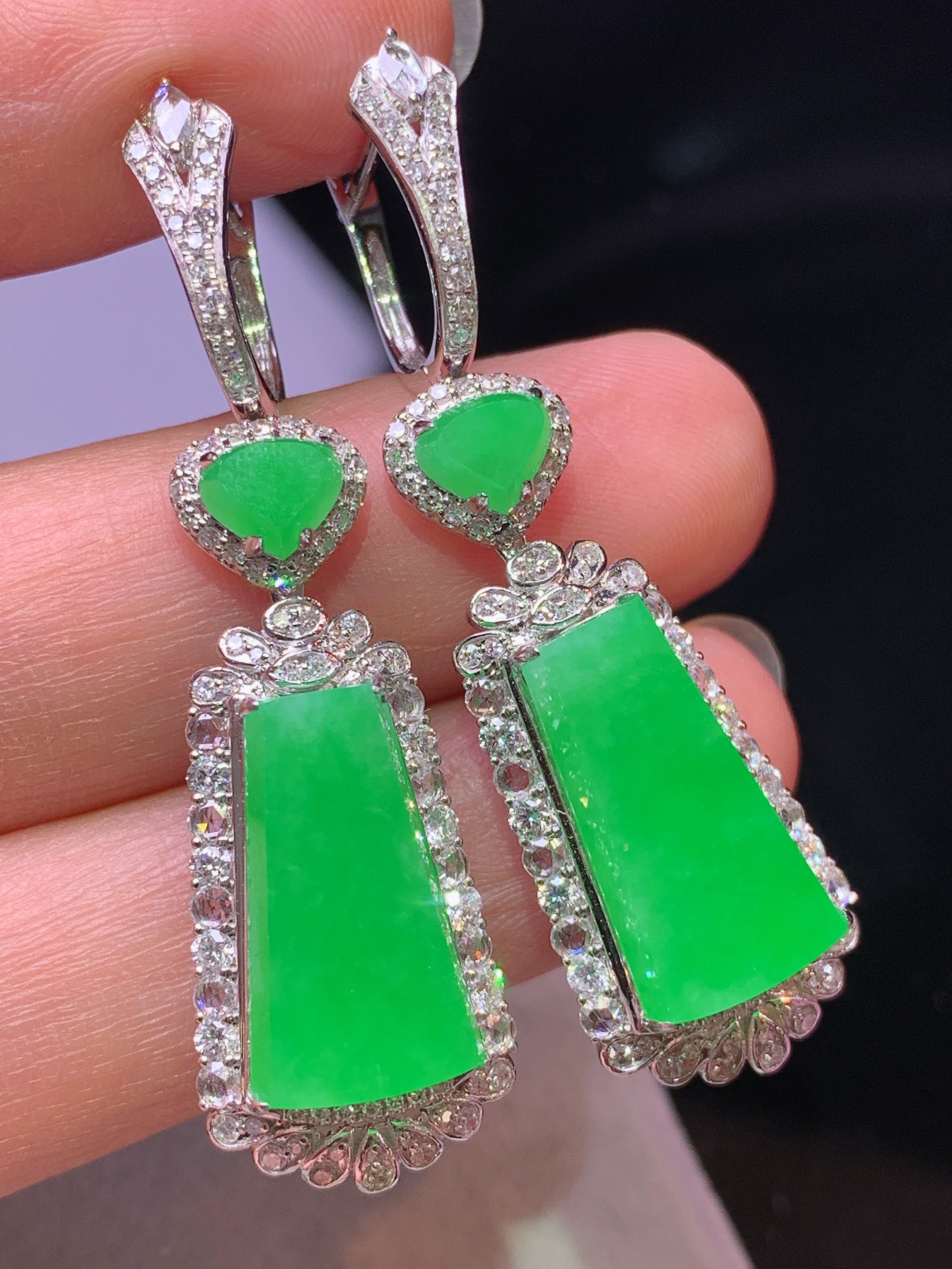 18k金钻镶嵌阳绿无事牌耳坠 玉质细腻 色泽艳丽清新 水润亮眼 整体尺寸43.8*13*8.5h1