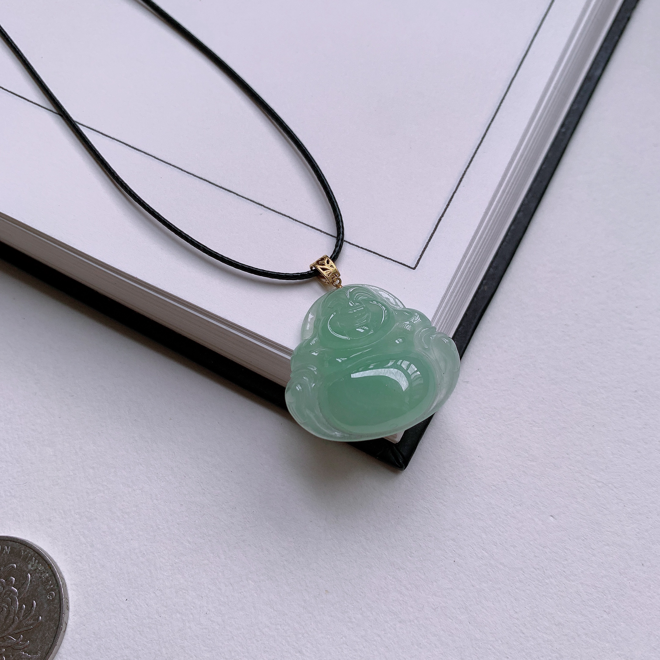 天然A货翡翠18K金镶嵌甜绿大肚佛公吊坠 
尺寸32-28-5.5mm 重量5.89g