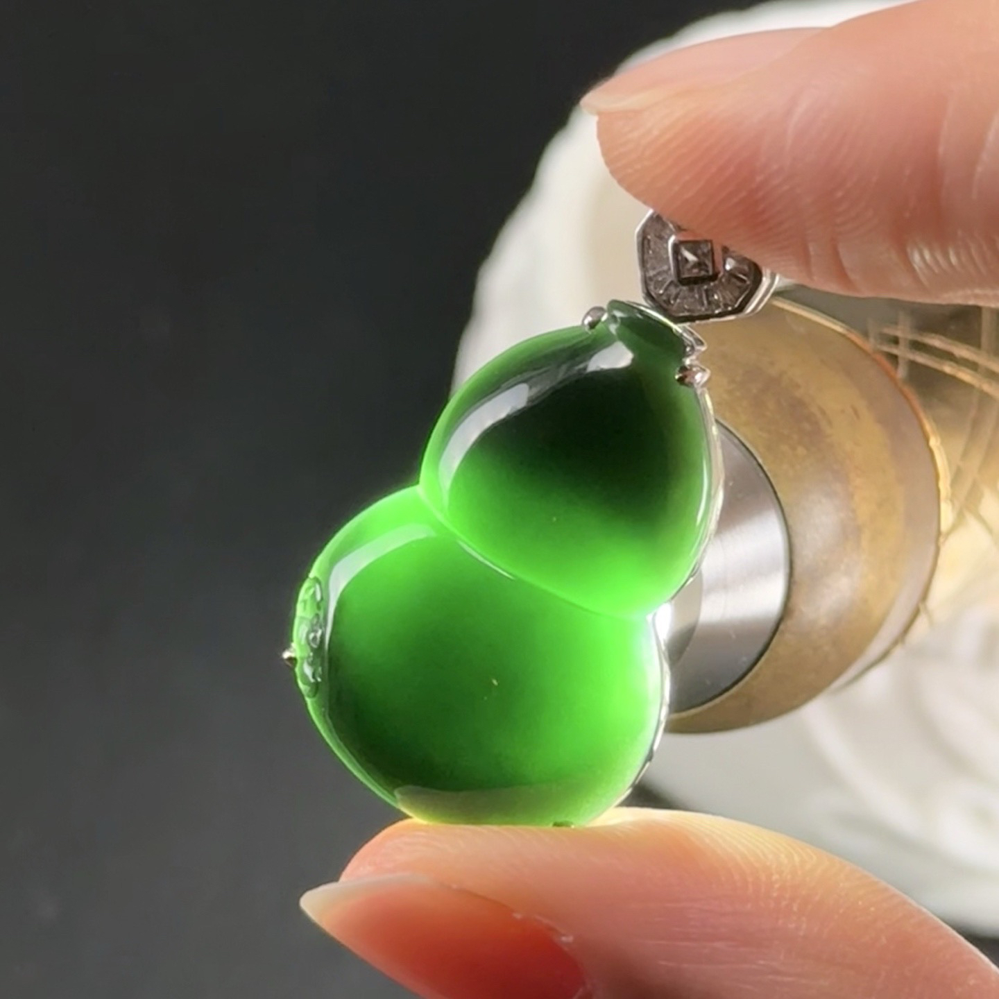 精品18k墨翠葫芦吊坠 种好色正黑度极好 打灯通透 油性十足 尺寸32.2