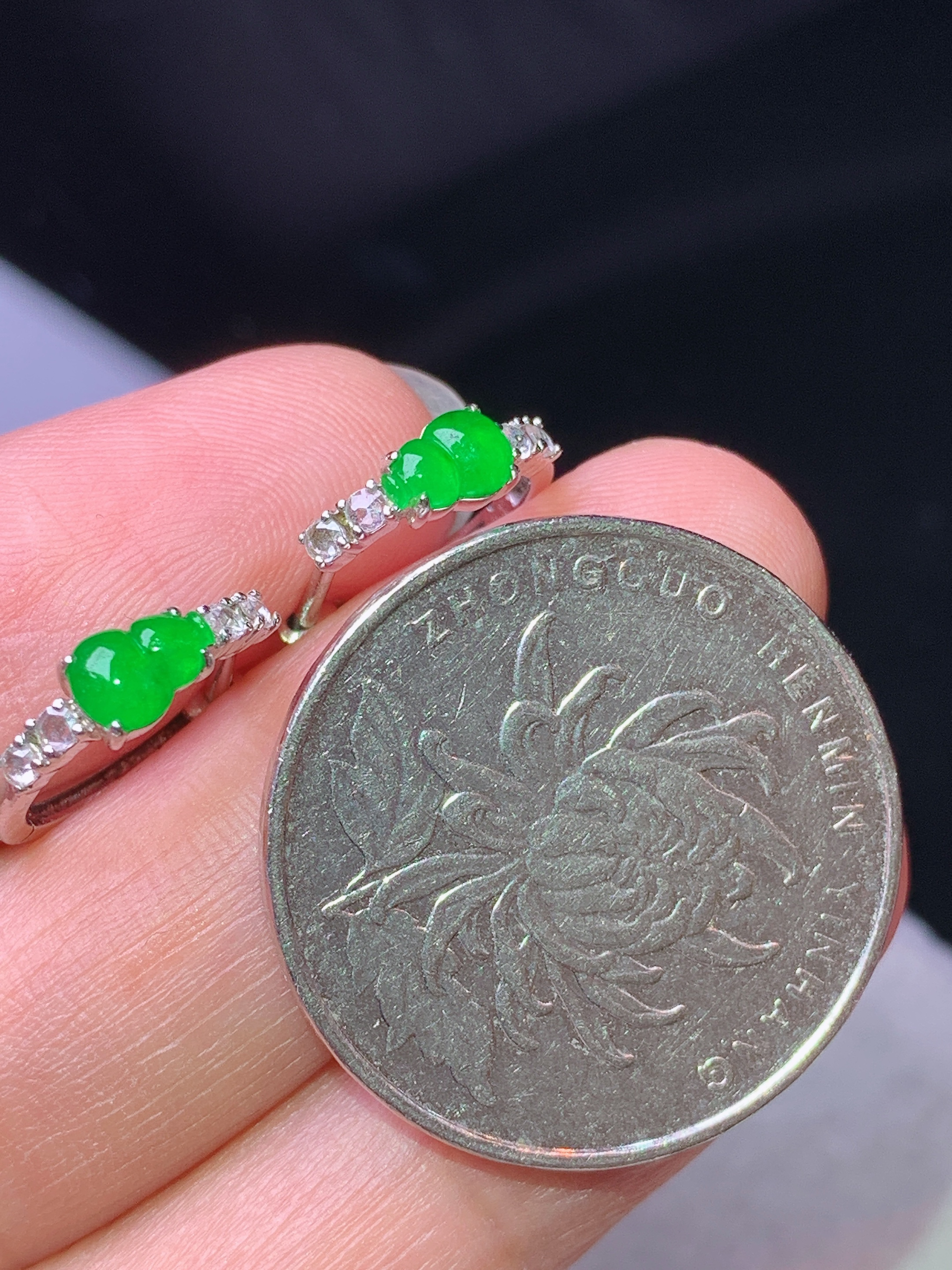 18k金钻镶嵌满绿葫芦耳钉 玉质细腻 色泽艳丽清新 水润亮眼 裸石尺寸5.3*3.8*2z1