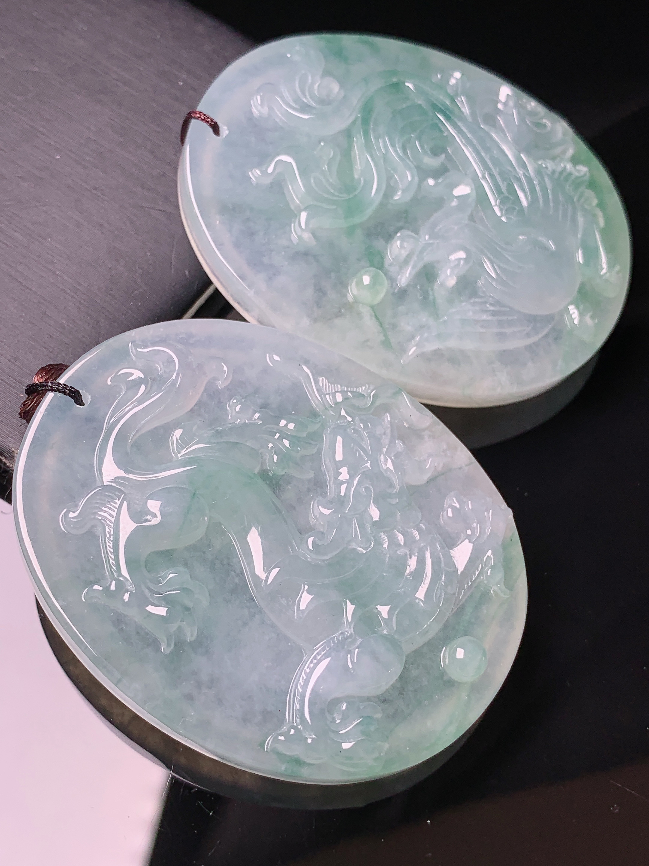 飘绿龙凤呈祥牌一对吊坠 玉质细腻 色泽艳丽清新 水润亮眼 整体尺寸50*39.8*8b2