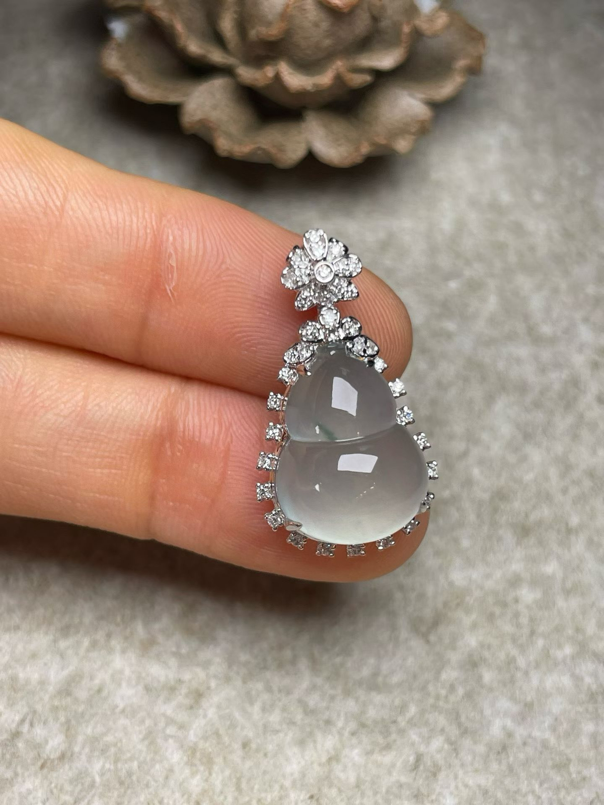 冰种飘花葫芦吊坠、真金真钻镶嵌，种水好，玉质细腻 .裸石尺寸 15.2*11.8