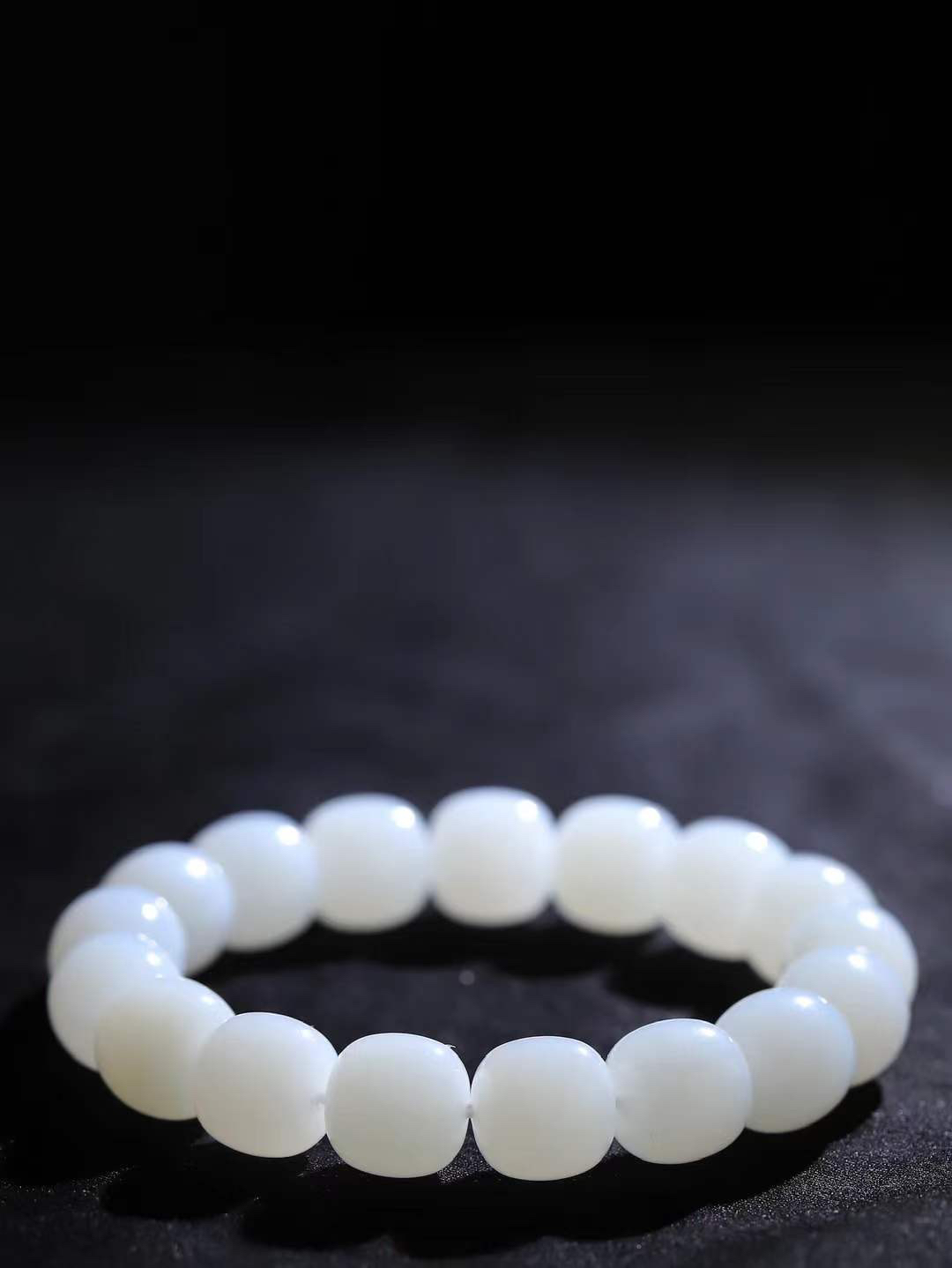 （老型珠.手串）

货头精选  和田玉白玉老型珠手串，玉质细腻油润 饱满光滑 质朴无华，悠远简单，人心境界远，百世修炼深，心灵常驻善意持，觉悟人生百世修  重58.7克    尺寸取一12.3-12.7mm    10402068T