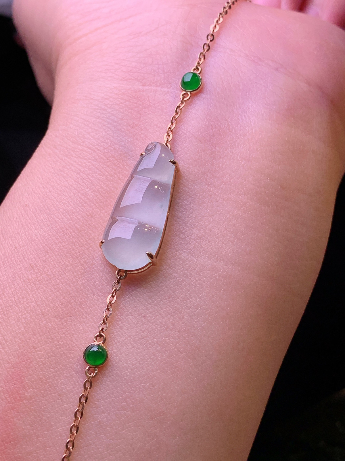 18k金钻镶嵌冰种四季豆手链 玉质细腻 色泽清新艳丽 裸石尺寸22*9*3.8