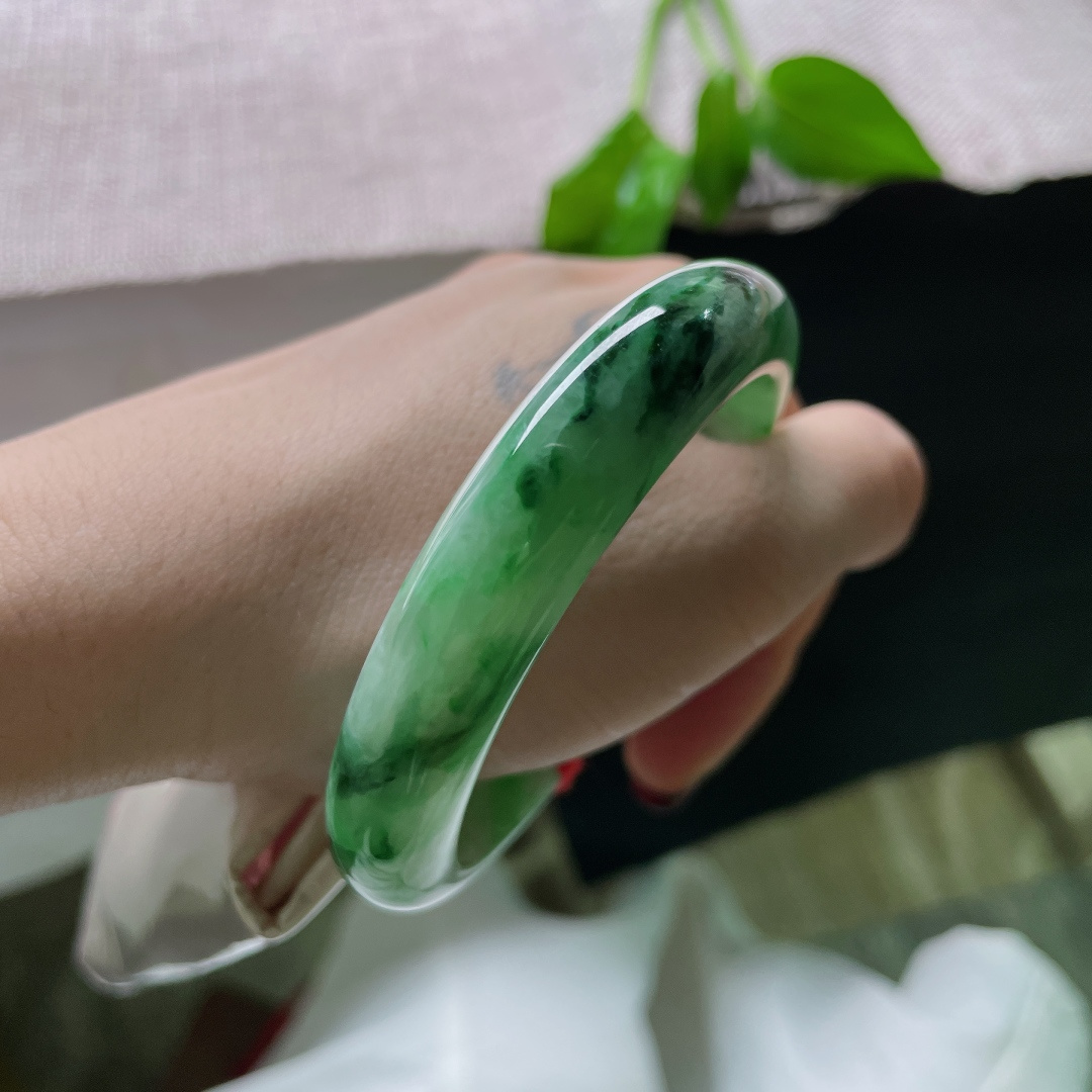 56.3/11.8/8.3飘绿正圈，水润，翠色伊人，沉稳贵气，皮纹，无裂，ss51399a