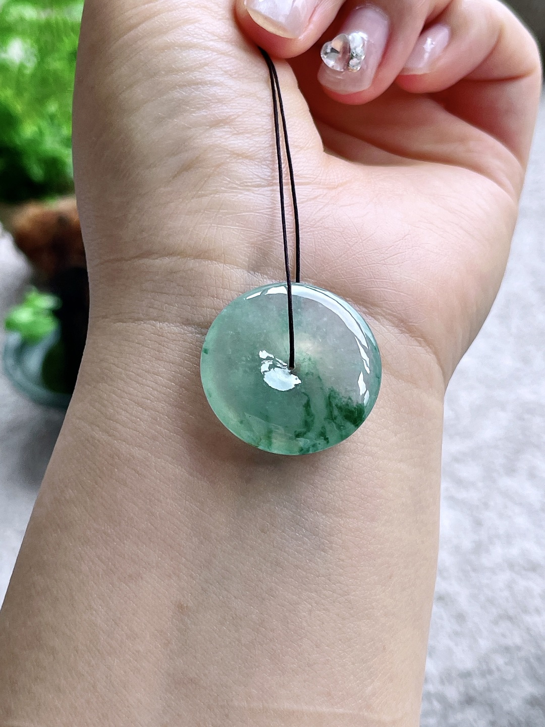 【裸石】冰种飘花平安扣吊坠【说明】缅甸 无裂 性比高  【尺寸】26.6-5【重量】7.1克