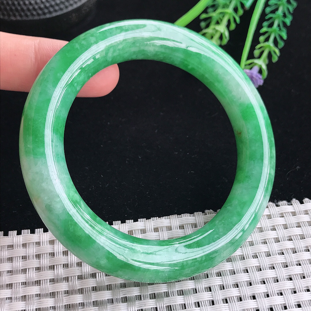 实拍A货翡翠56/12.4/12.1老坑精美温润辣绿满绿圆条手镯翡翠玉镯平安镯