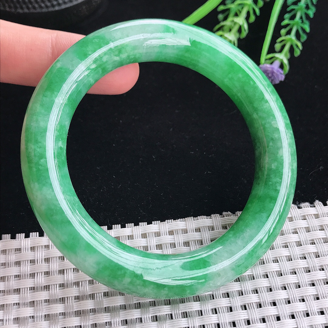 实拍A货翡翠56/12.4/12.1老坑精美温润辣绿满绿圆条手镯翡翠玉镯平安镯