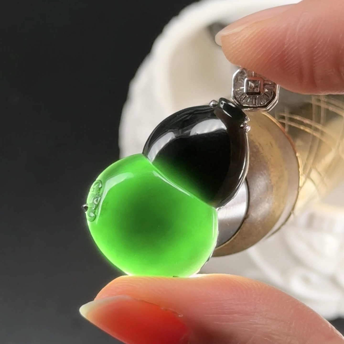 精品18k墨翠葫芦吊坠 种好色正黑度极好 打灯通透 油性十足 尺寸32.2