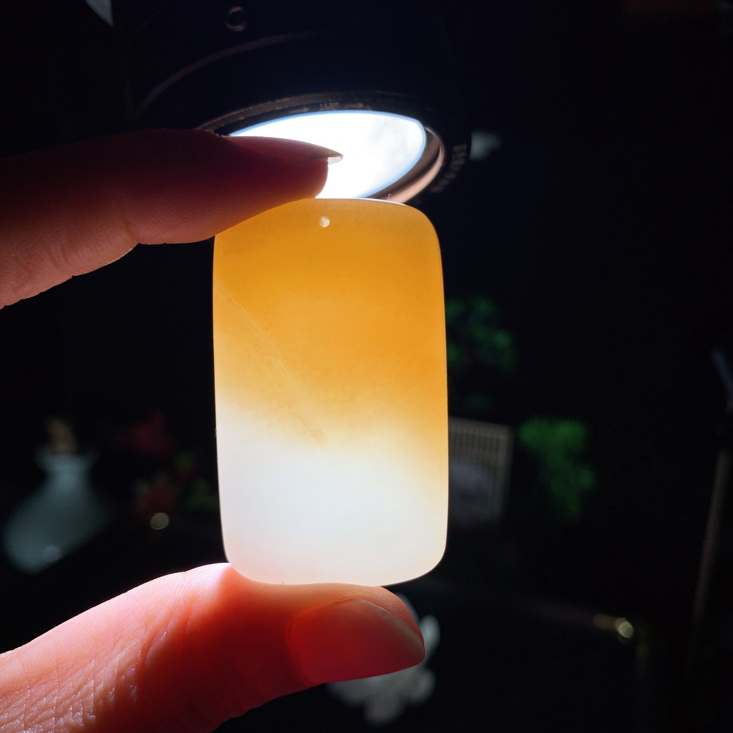 新疆和田玉且末糖平安无事牌挂件 尺寸46/27/9重32克！玉质细腻油润 底色纯净 脂粉好，品质好。lt260420