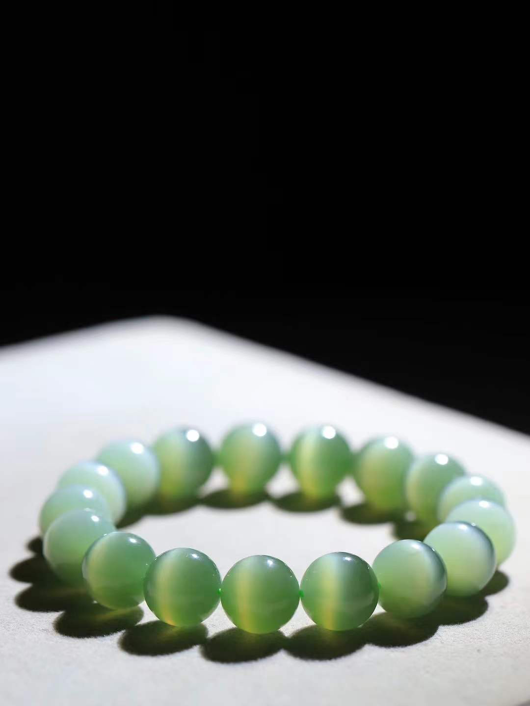 （猫眼手串）

收藏级臻品和田玉碧玉猫眼圆珠手串 质地温润灵动 猫眼儿般的光中，有波光潋滟，也有梦幻清韵。行走于市井的喧嚣，相顾不言，便得清欢。重46.5克 尺寸取一12mmFDT-23402053