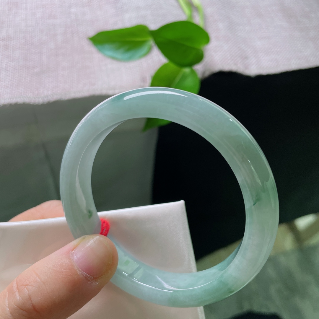 57.2/11.8/8.5，飘花正圈，水头好，玉韵生香，每一缕飘花皆为诗意。无裂，ss50971a