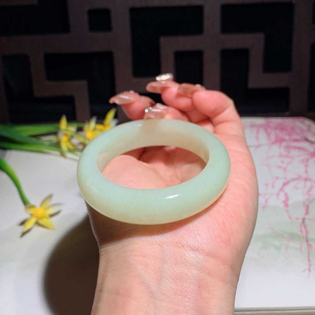 和田玉54圈口黄口料宽条贵妃手镯，内径58/47玉质细腻油润 底色纯净 无裂无杂 脂粉好，品质好