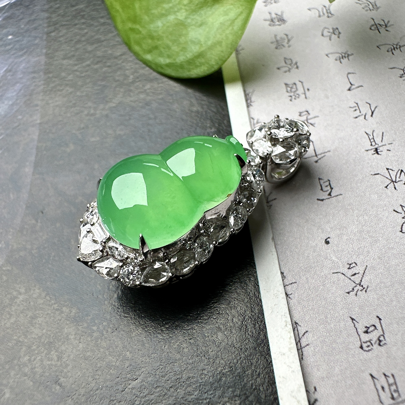 【冰种满绿葫芦吊坠】质地细腻，冰润起光，胶感强烈，冰感明显，18K金钻精美镶嵌，裸石尺寸16.3*11.6*5.5毫米