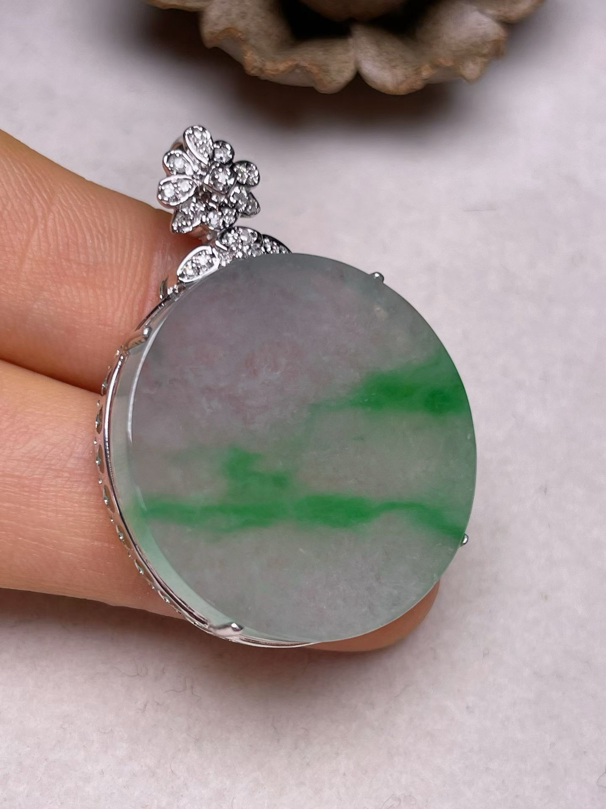 冰种飘绿平安扣吊坠、真金真钻镶嵌，种水好，玉质细腻 .裸石尺寸 26.0