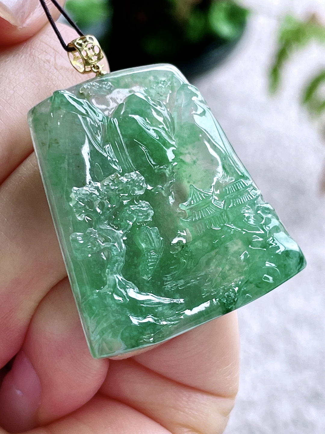 【镶嵌】冰晴绿山水牌吊坠  【说明】缅甸 18k金镶嵌 无裂 性比高  【整体】42.2  【裸石】35.6-32.4-5.7  【重量】13.7克