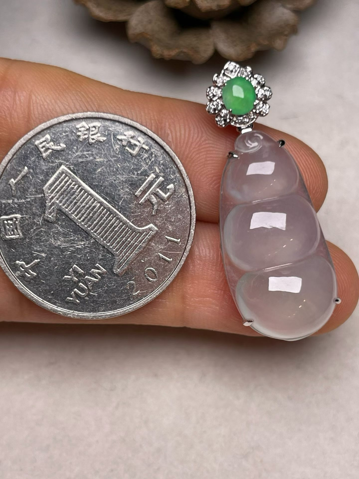 冰种福豆吊坠、真金真钻镶嵌，种水好，玉质细腻 .裸石尺寸 25.5*12.8