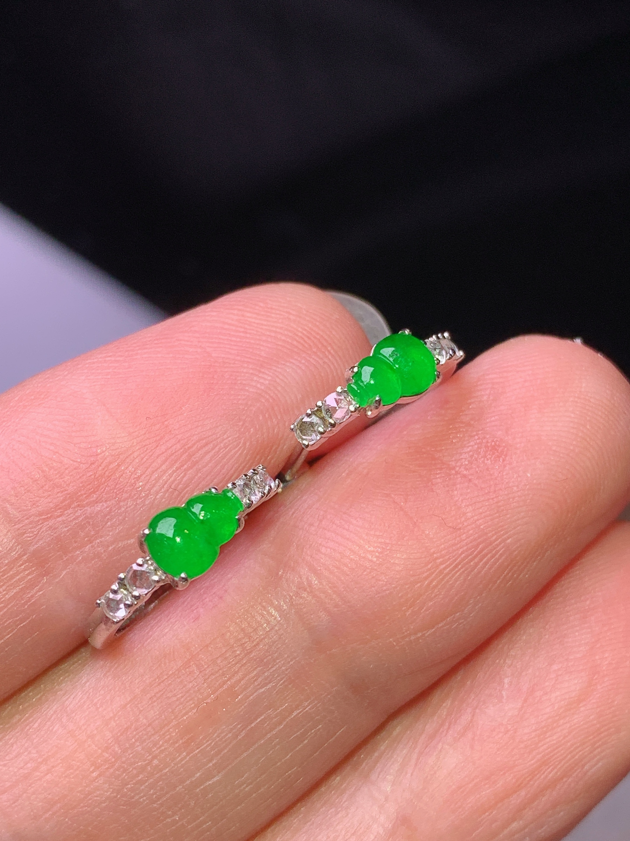 18k金钻镶嵌满绿葫芦耳钉 玉质细腻 色泽艳丽清新 水润亮眼 裸石尺寸5.3*3.8*2z1