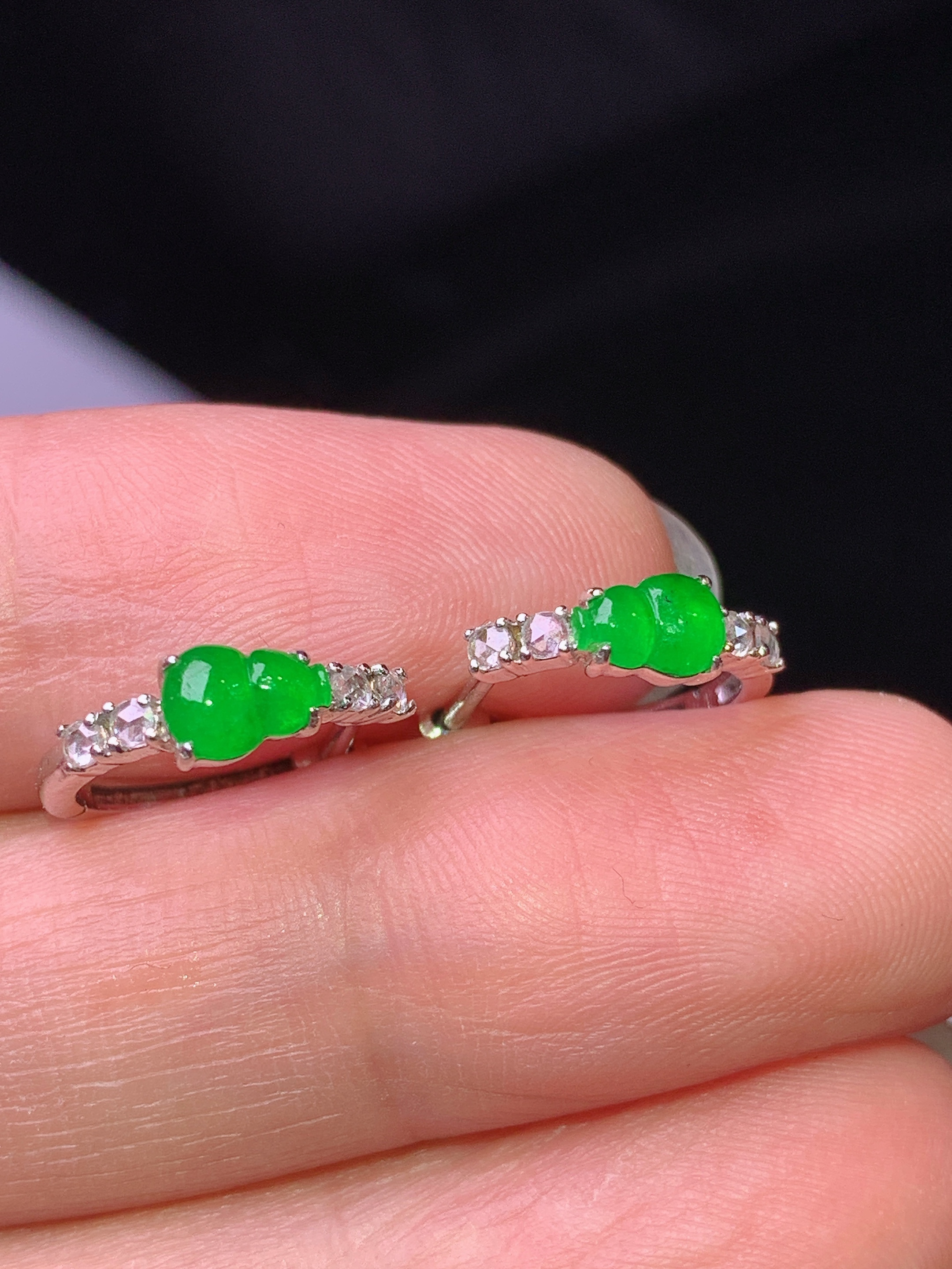 18k金钻镶嵌满绿葫芦耳钉 玉质细腻 色泽艳丽清新 水润亮眼 裸石尺寸5.3*3.8*2z1