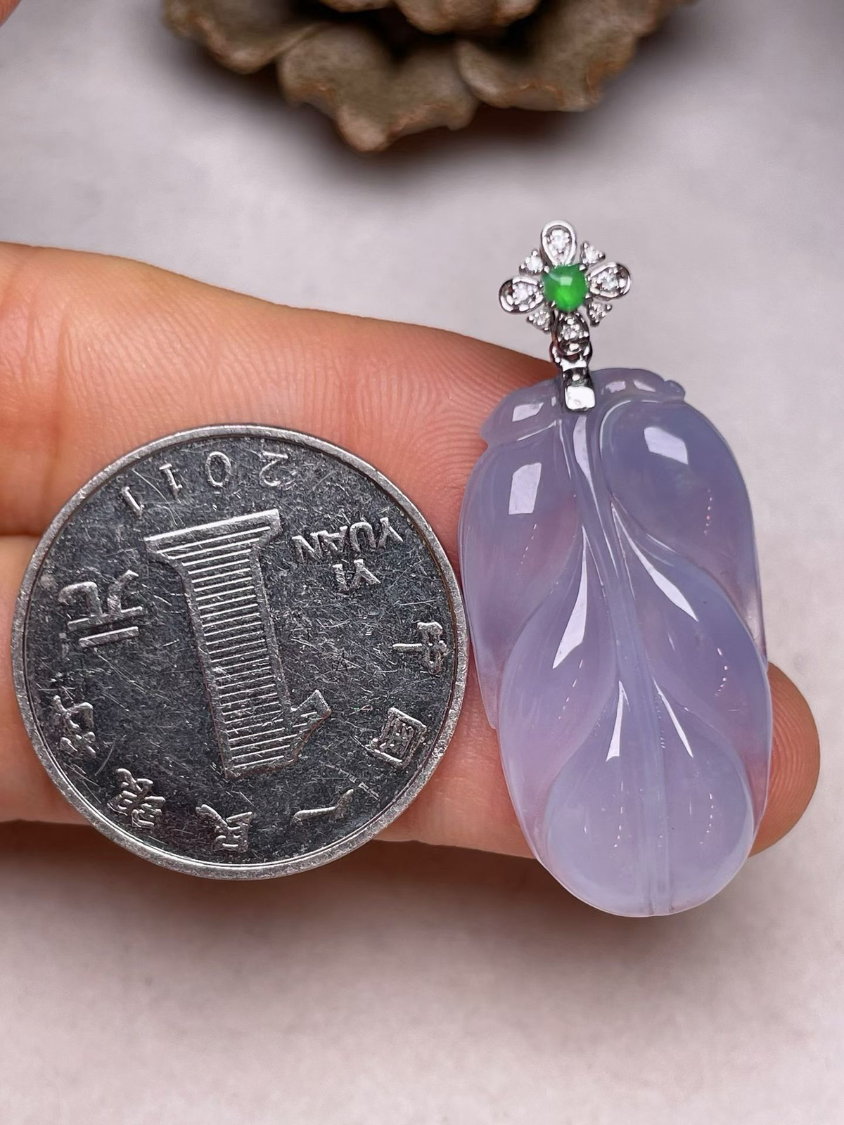冰种紫罗兰叶子吊坠，真金真钻镶嵌，种水好，玉质细腻 .裸石尺寸 30.6*16.0
