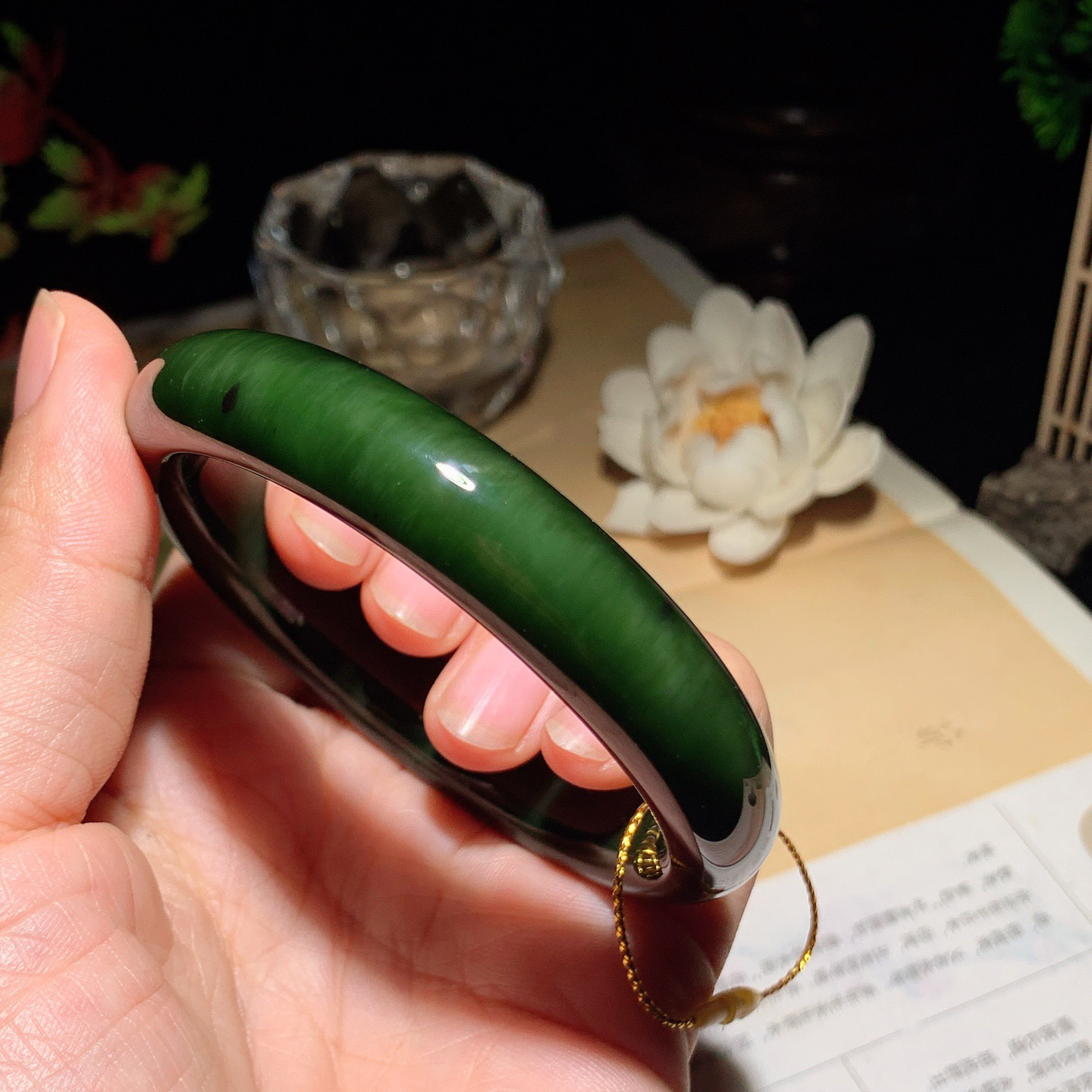 58圈口和田玉菠菜绿俄罗斯碧玉猫眼手镯 58圈口条宽12厚9重56克。玉质细腻油润。手推出油。佩戴高端典雅。lt260418