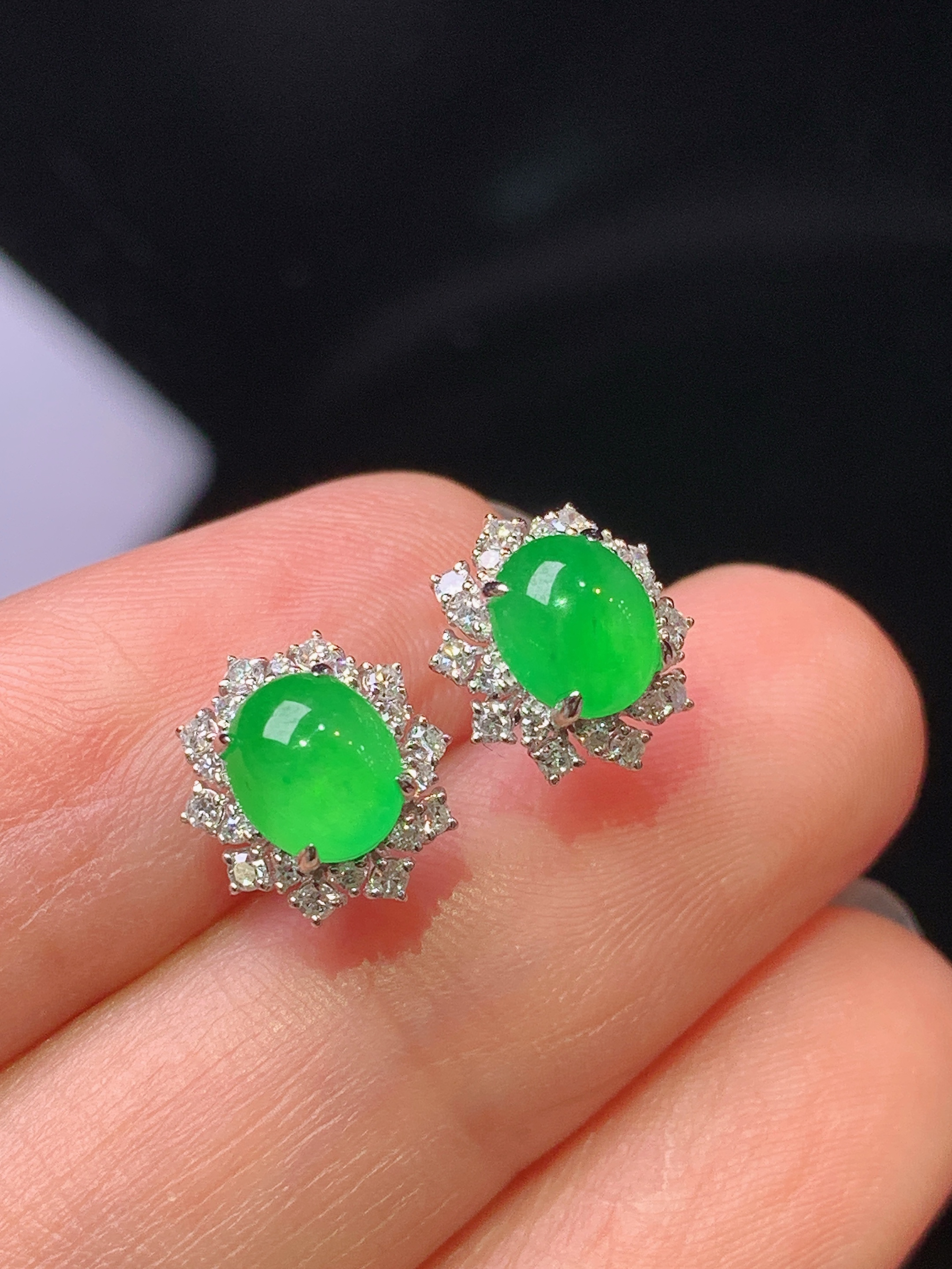 18k金钻镶嵌冰阳绿蛋面耳钉 玉质细腻 色泽艳丽清新 水润亮眼 整体尺寸10*9.3*6.3h1