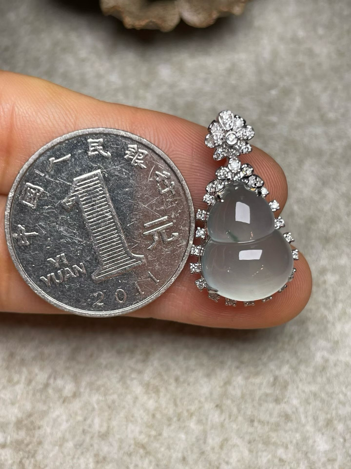 冰种飘花葫芦吊坠、真金真钻镶嵌，种水好，玉质细腻 .裸石尺寸 15.2*11.8