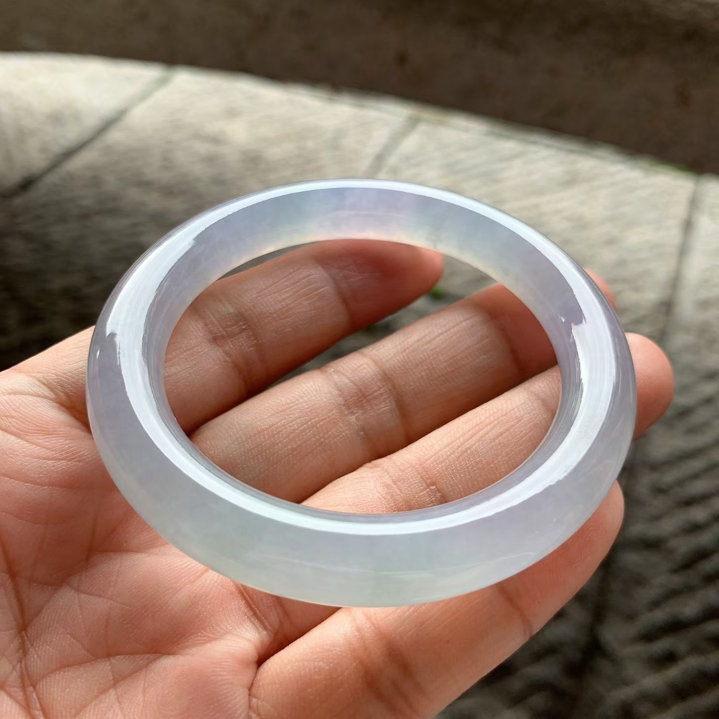 淡春彩圆条手镯尺寸54*9.8*9.5 ，老种通透，玉质莹润，光泽感强，水头充足，紫绿相间，色彩柔和，淡雅水灵！