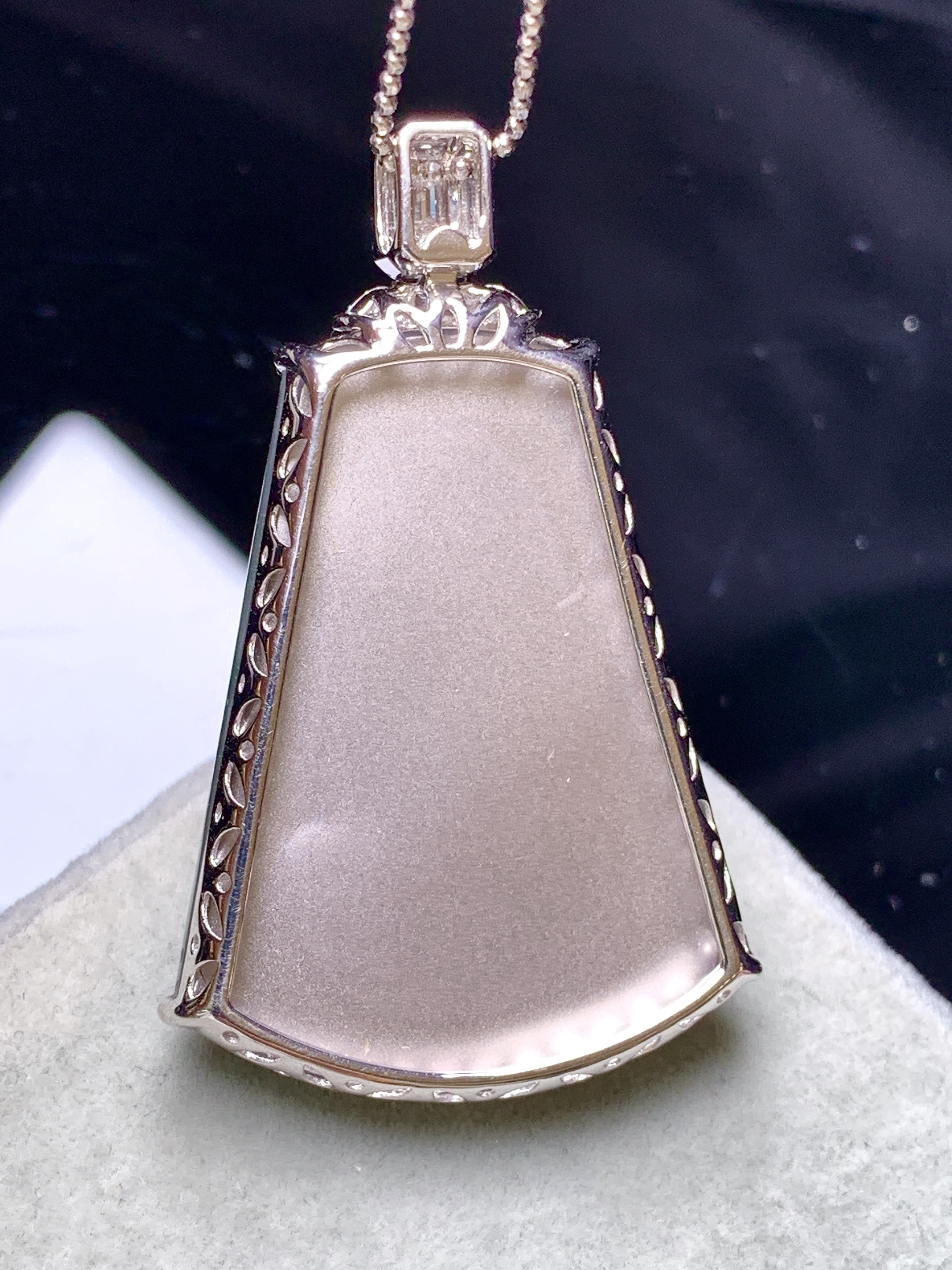 18k金钻镶嵌冰种飘绿山水牌子吊坠 玉质细腻 色泽艳丽清新 水润亮眼 整体尺寸43.7*26*7m5