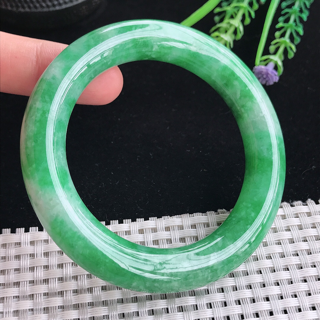 实拍A货翡翠56/12.4/12.1老坑精美温润辣绿满绿圆条手镯翡翠玉镯平安镯