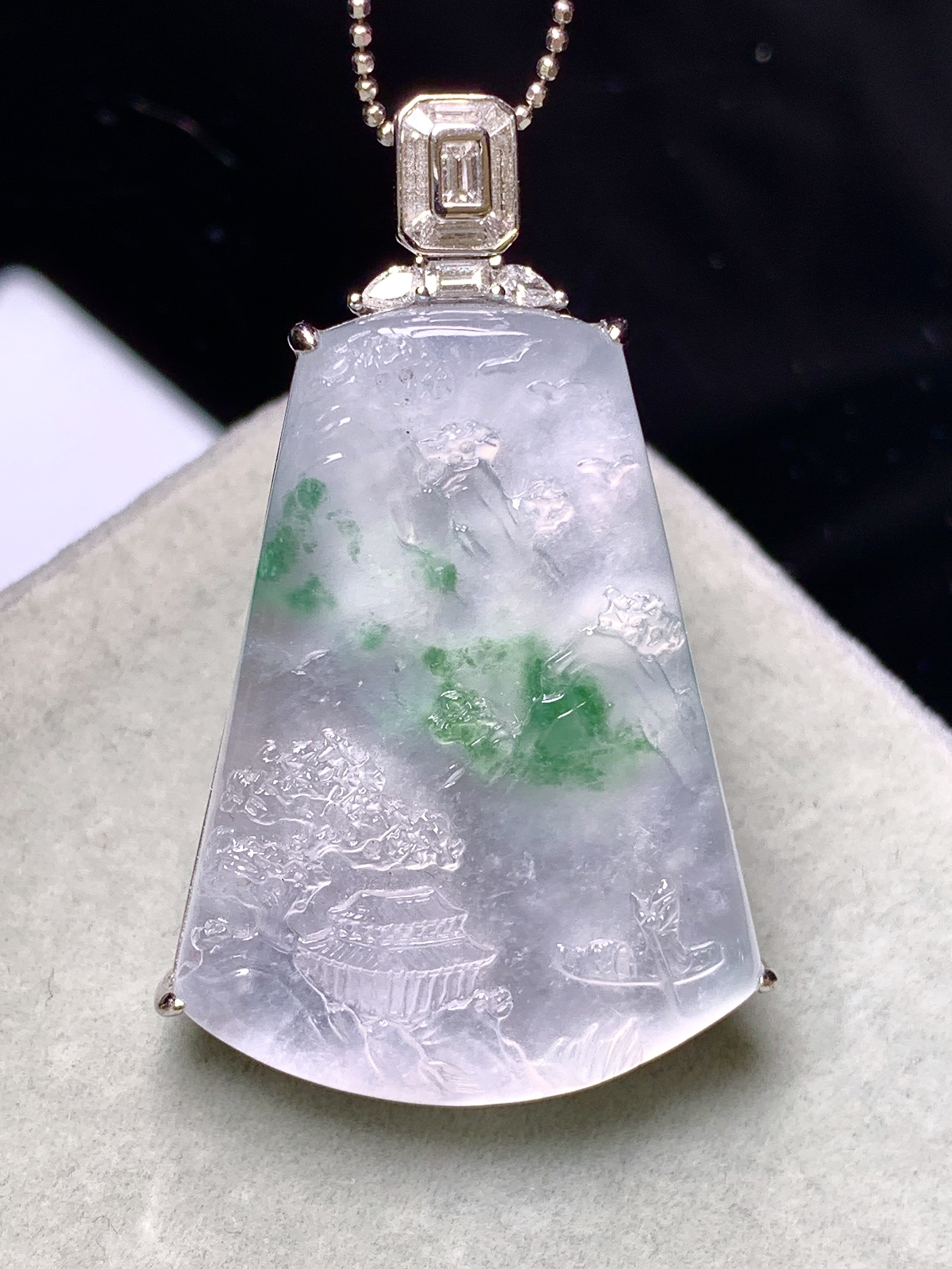 18k金钻镶嵌冰种飘绿山水牌子吊坠 玉质细腻 色泽艳丽清新 水润亮眼 整体尺寸43.7*26*7m5