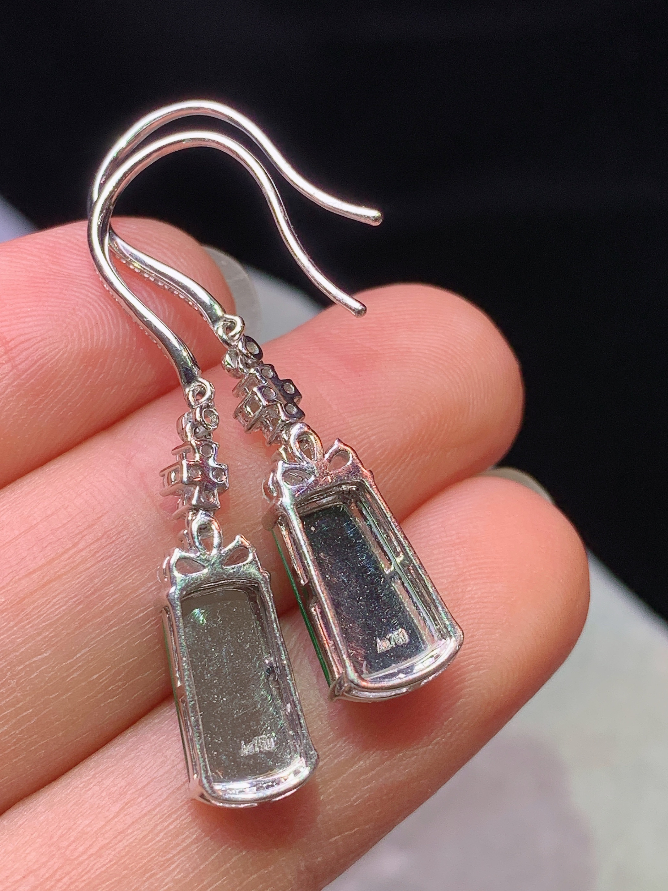 18k金钻镶嵌阳绿无事牌耳坠 玉质细腻 色泽艳丽清新 水润亮眼 整体尺寸36.8*6.3*4.2x9