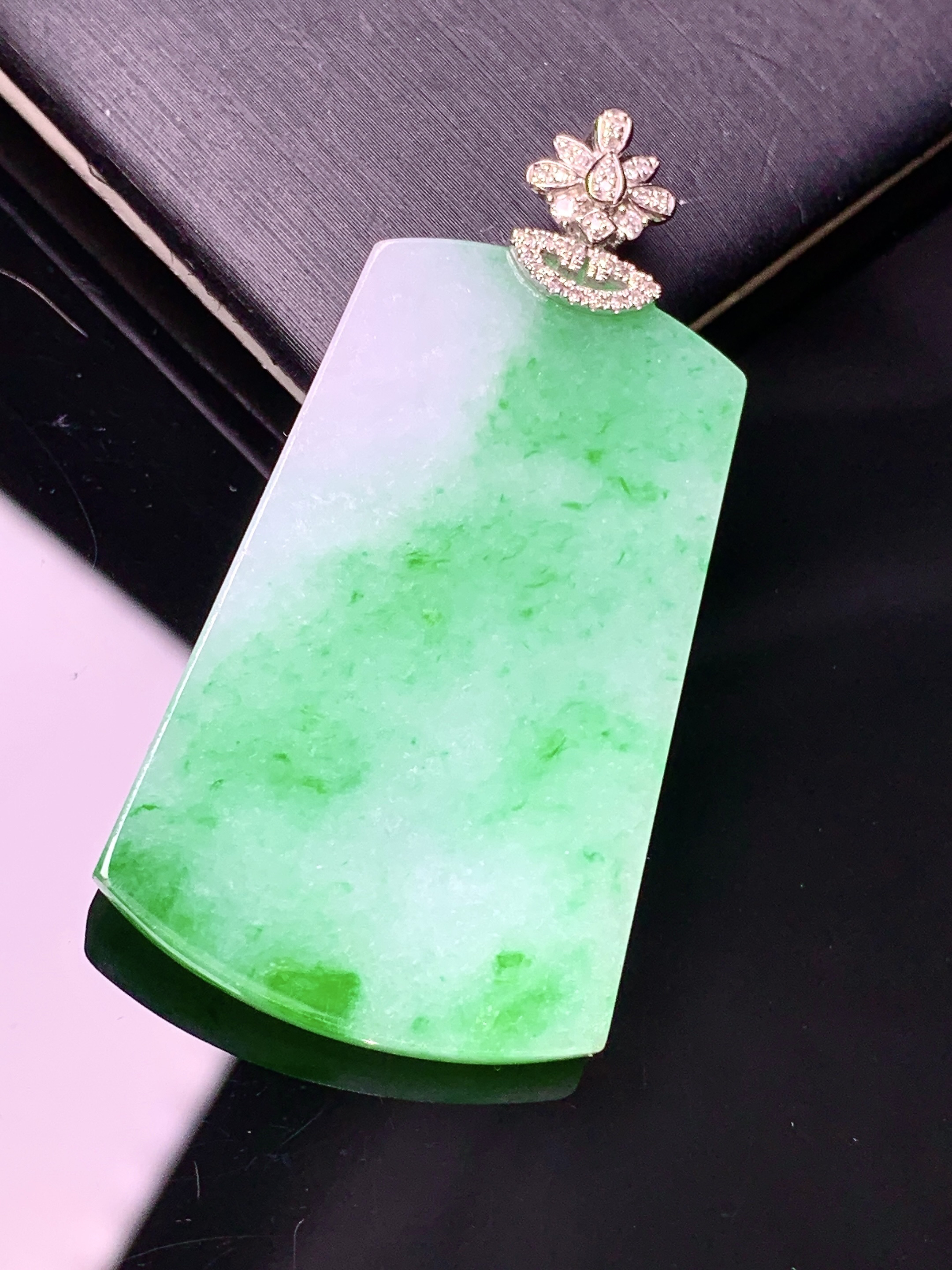 18k金钻镶嵌飘阳绿无事牌吊坠 玉质细腻 色泽艳丽清新 水润亮眼 整体尺寸47.5*24.5*3.7z1