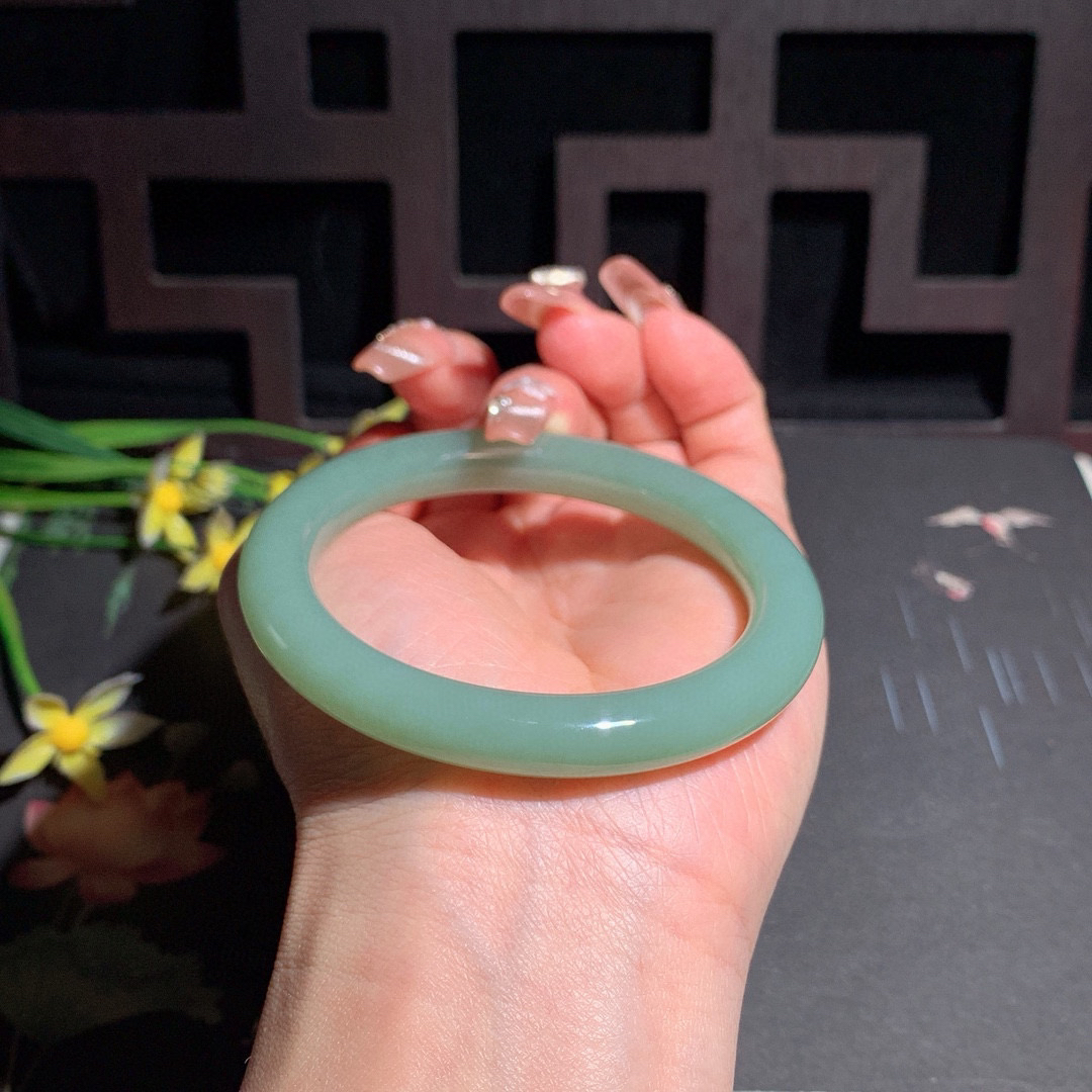 天蓝色，和田玉55圈口且末蓝圆条手镯！玉质细腻油润 底色纯净 无裂无杂 脂粉好，品质高。