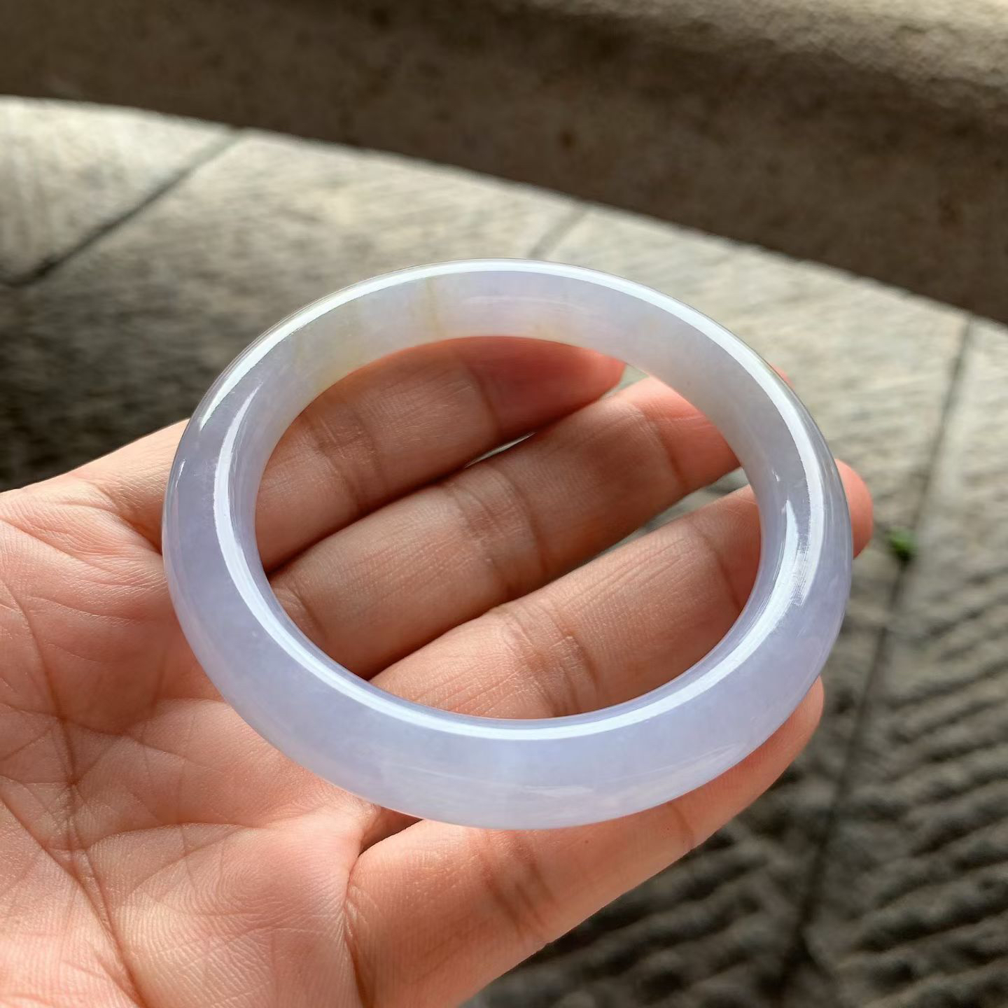 紫罗兰黄翡圆条手镯尺寸54.5*10*9.5 玉质细腻均匀，紫色淡雅清新，镯身一侧带有天然形成的暖黄色俏色，色泽柔和自然，韵味十足！