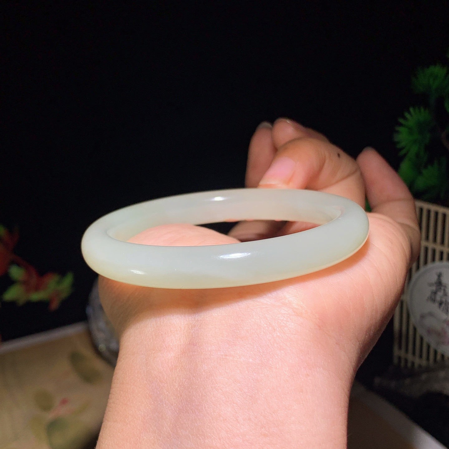 56圈口和田玉大漆清水花开富贵手镯 56圈口条宽9厚8重35.5克。玉质细腻油润。手推出油。佩戴高端典雅。lt260418